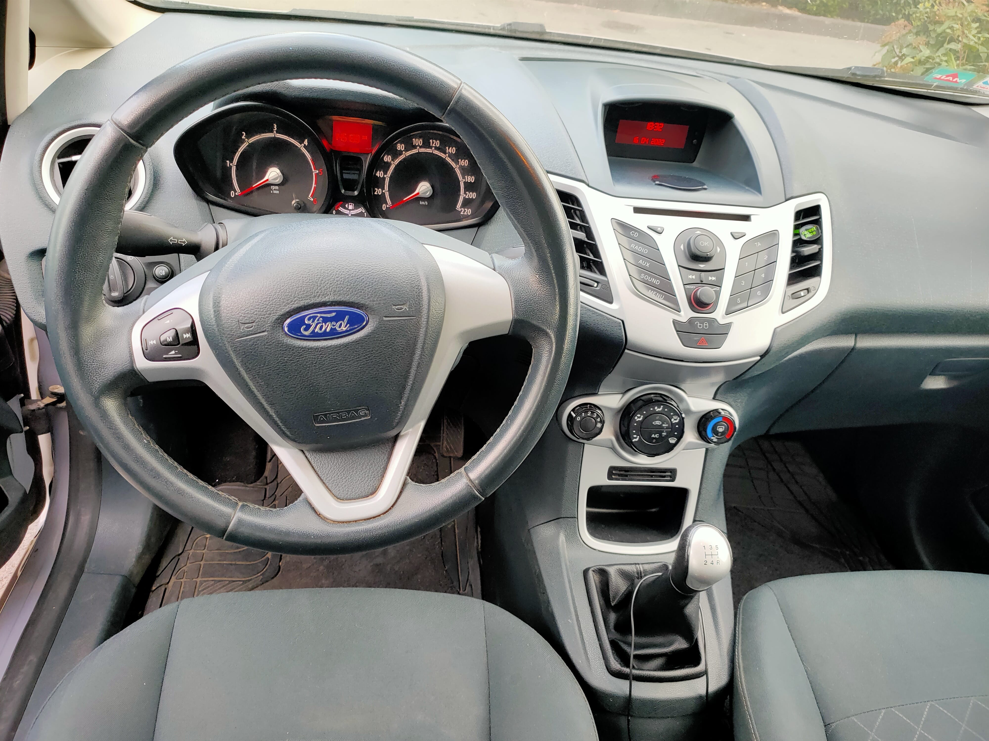 Ford Fiesta livrée TRAM ou alentours Millénaire avec Audio Bluetooth