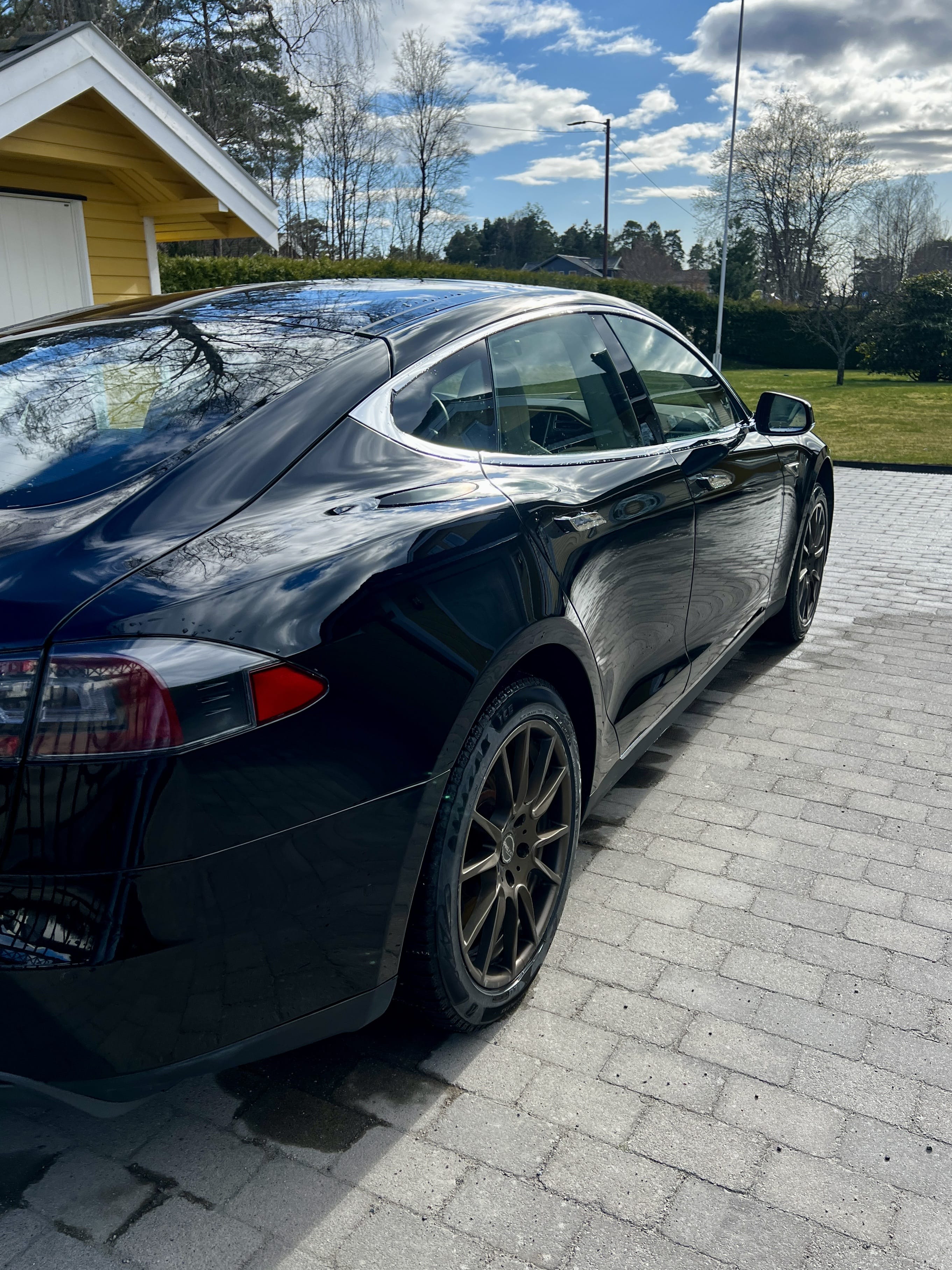 Tesla Model S 85D Gratis lading with GPS