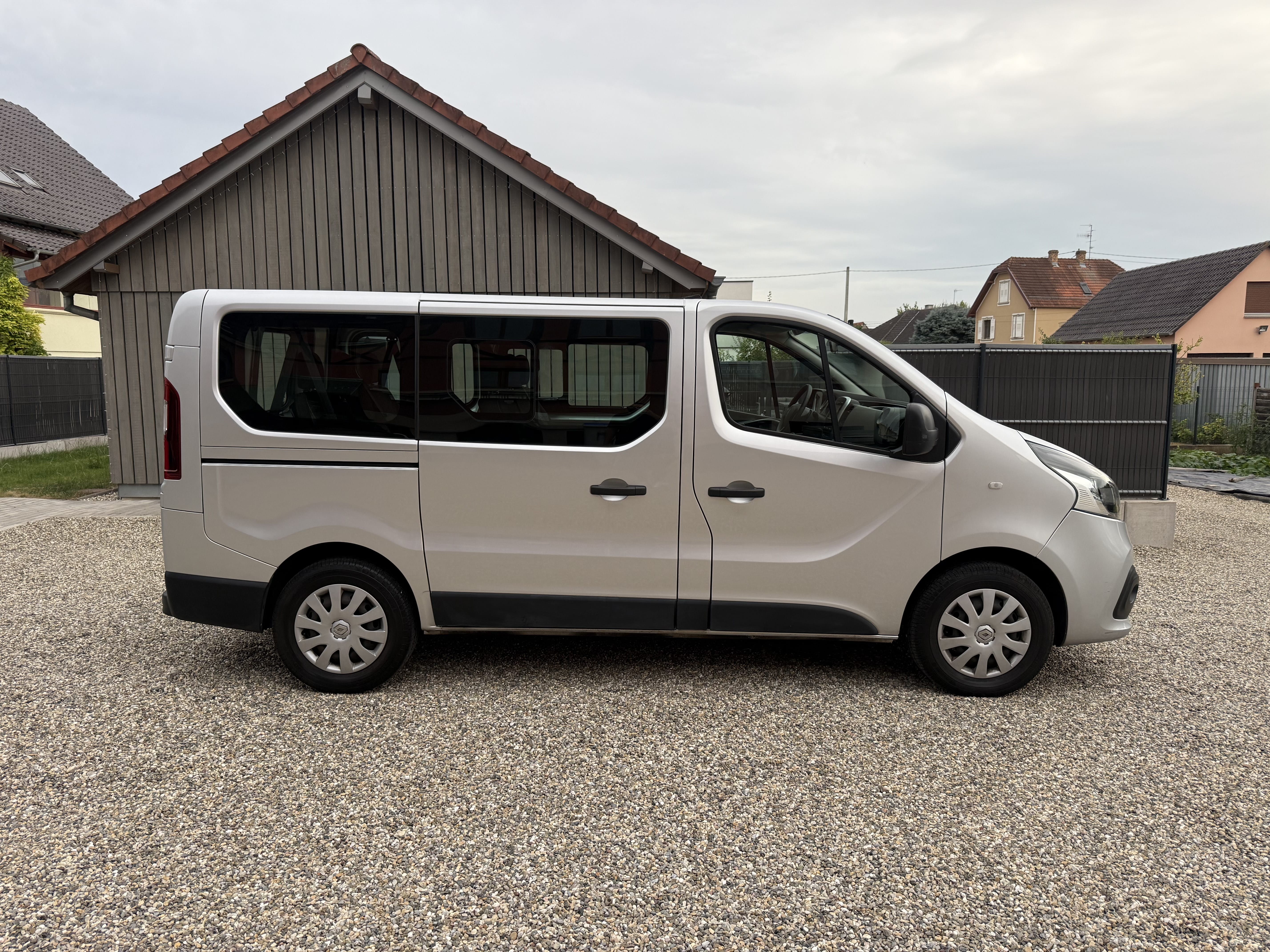 Renault Trafic Passenger 125ch 9 places GPS (vignette suisse 2025) avec Climatisation