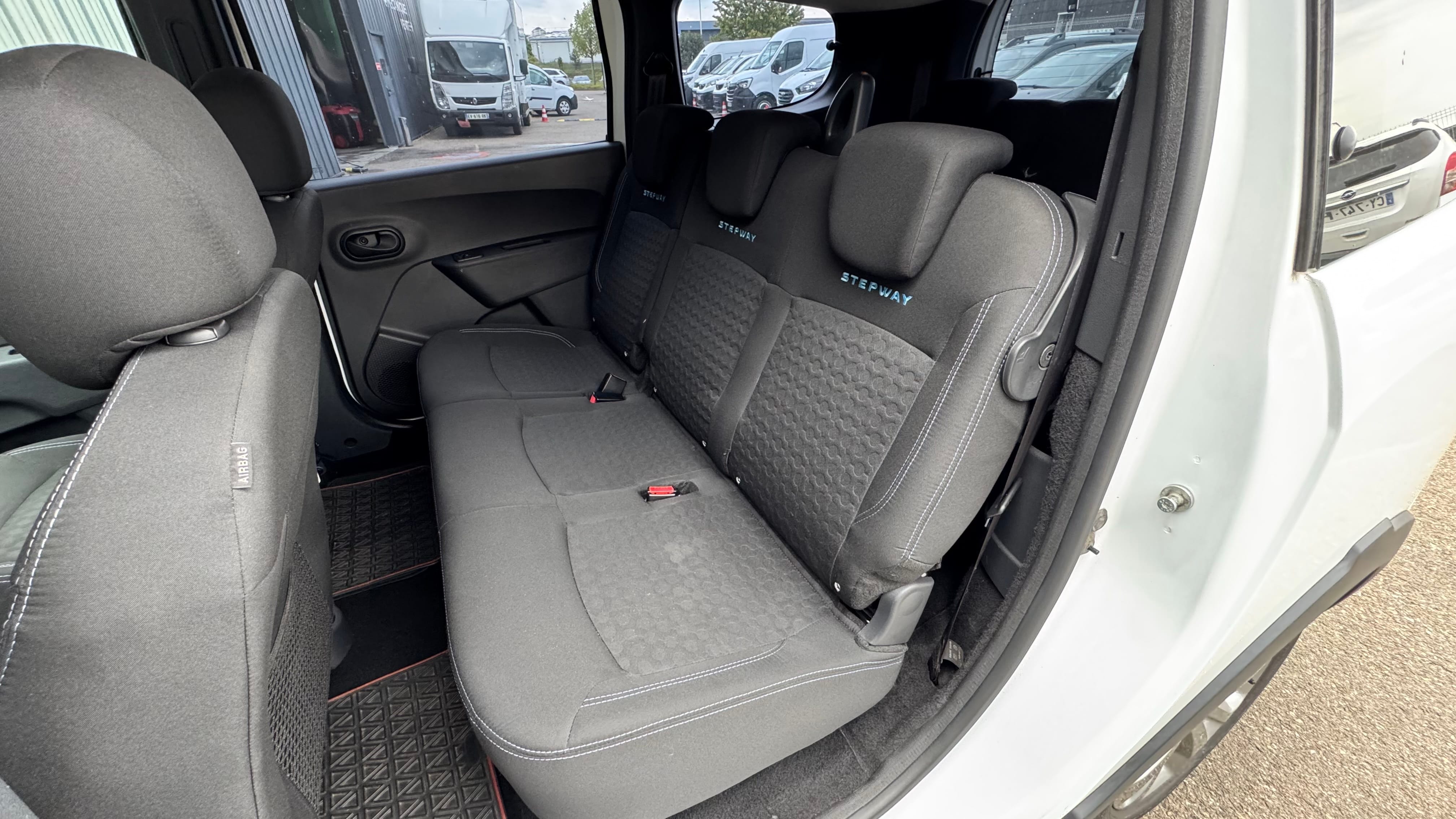Dacia Lodgy Stepway 7 places 1.5 dCi 110cv PORTE VÉLO + ATTELAGE avec Audio Bluetooth