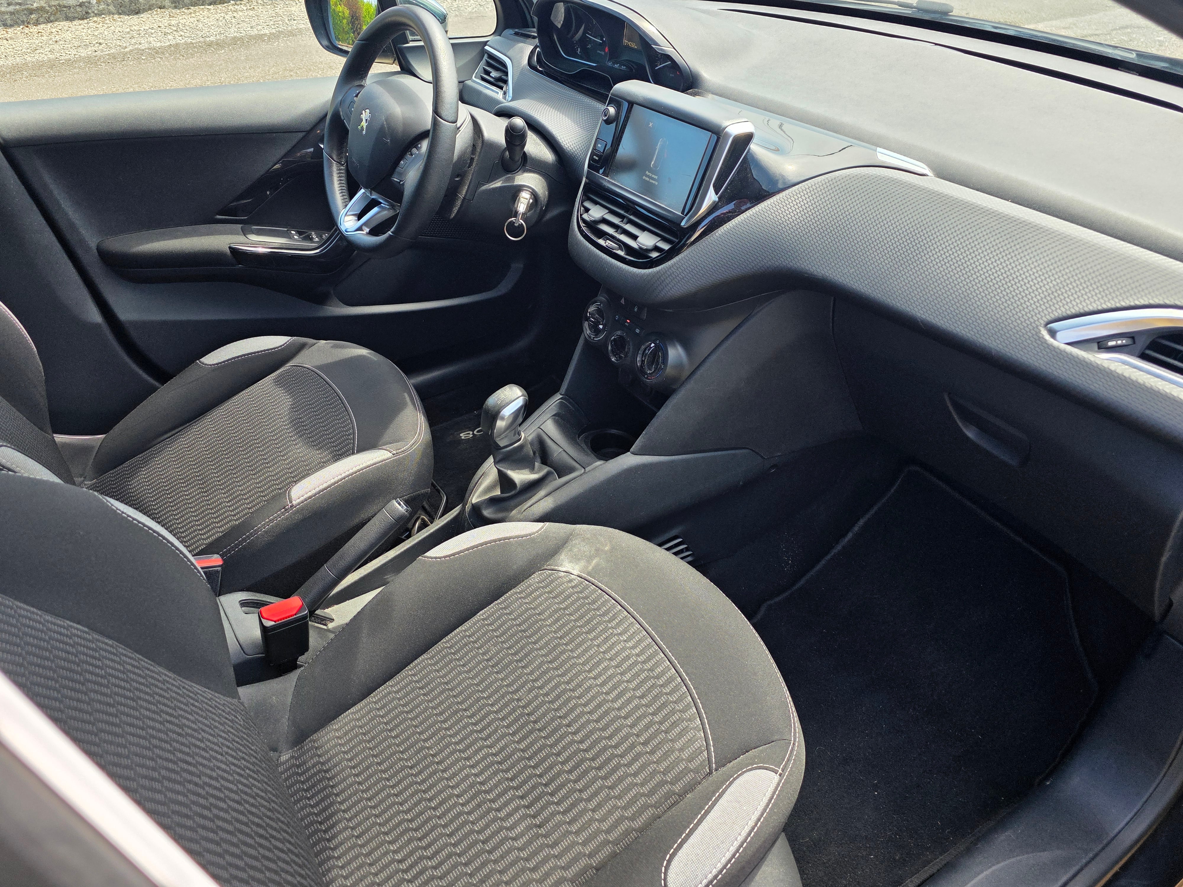 Peugeot 208 avec Autoradio