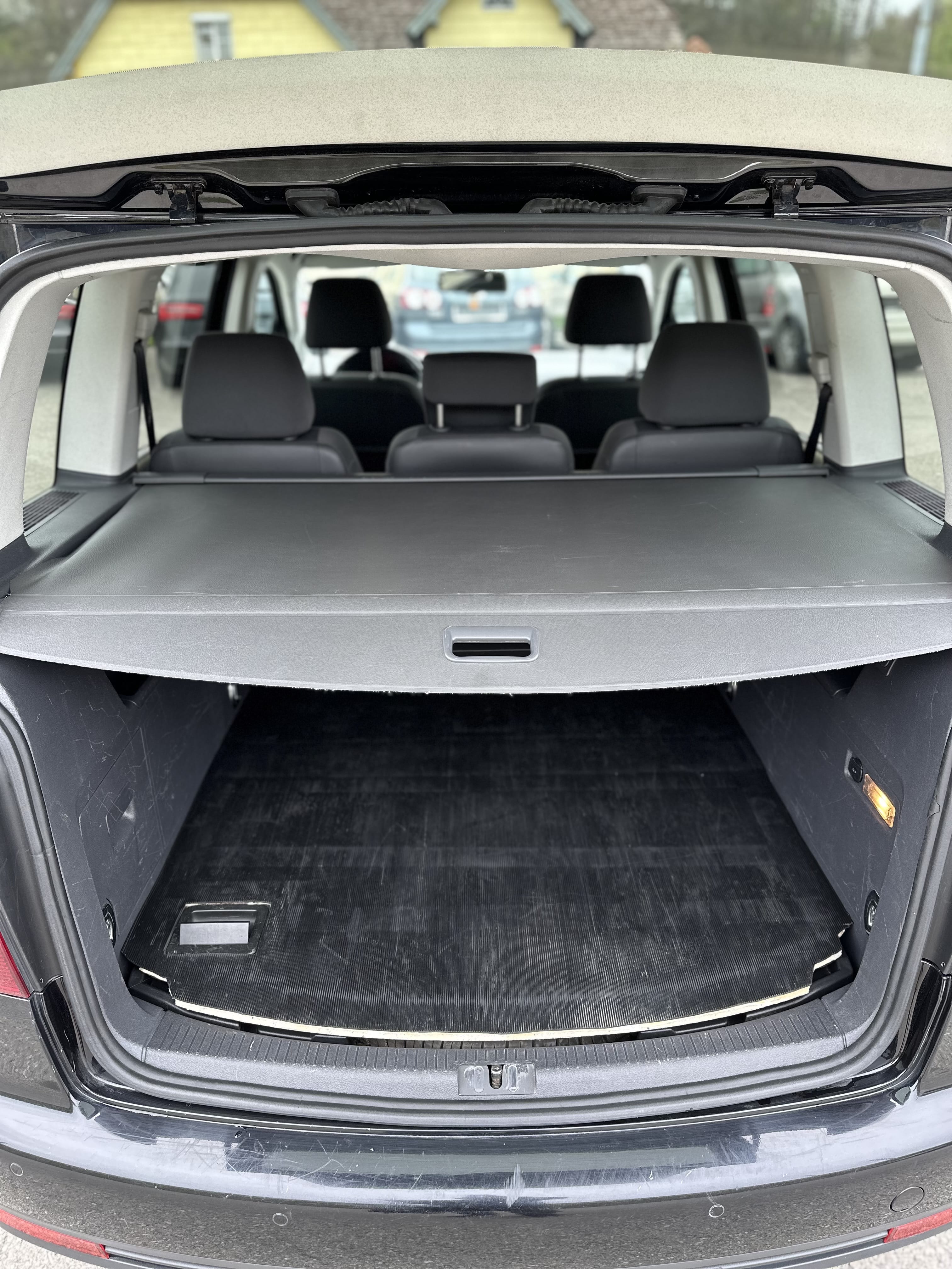 Volkswagen Touran Van