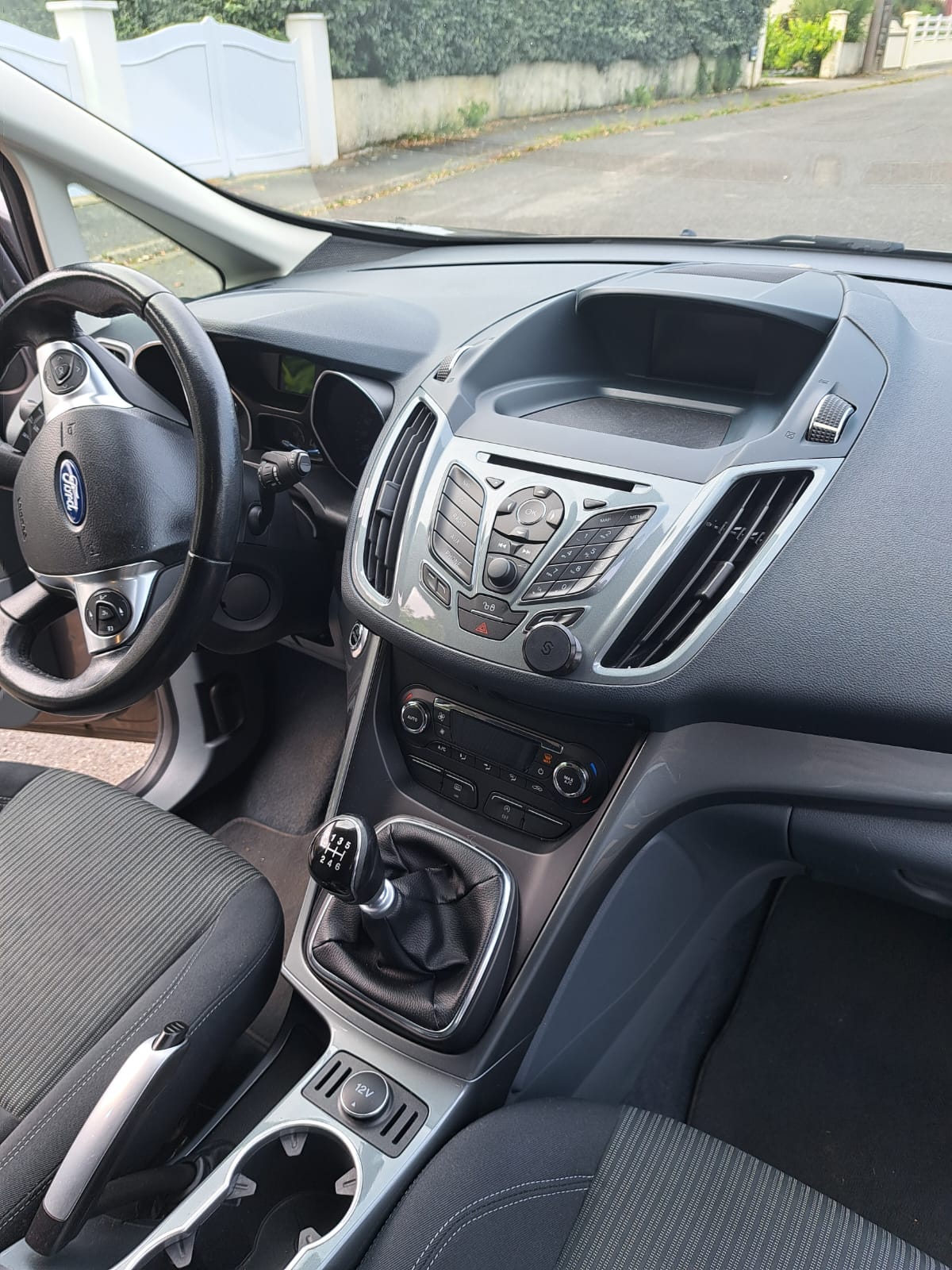 Ford C-Max avec Entrée audio / iPod