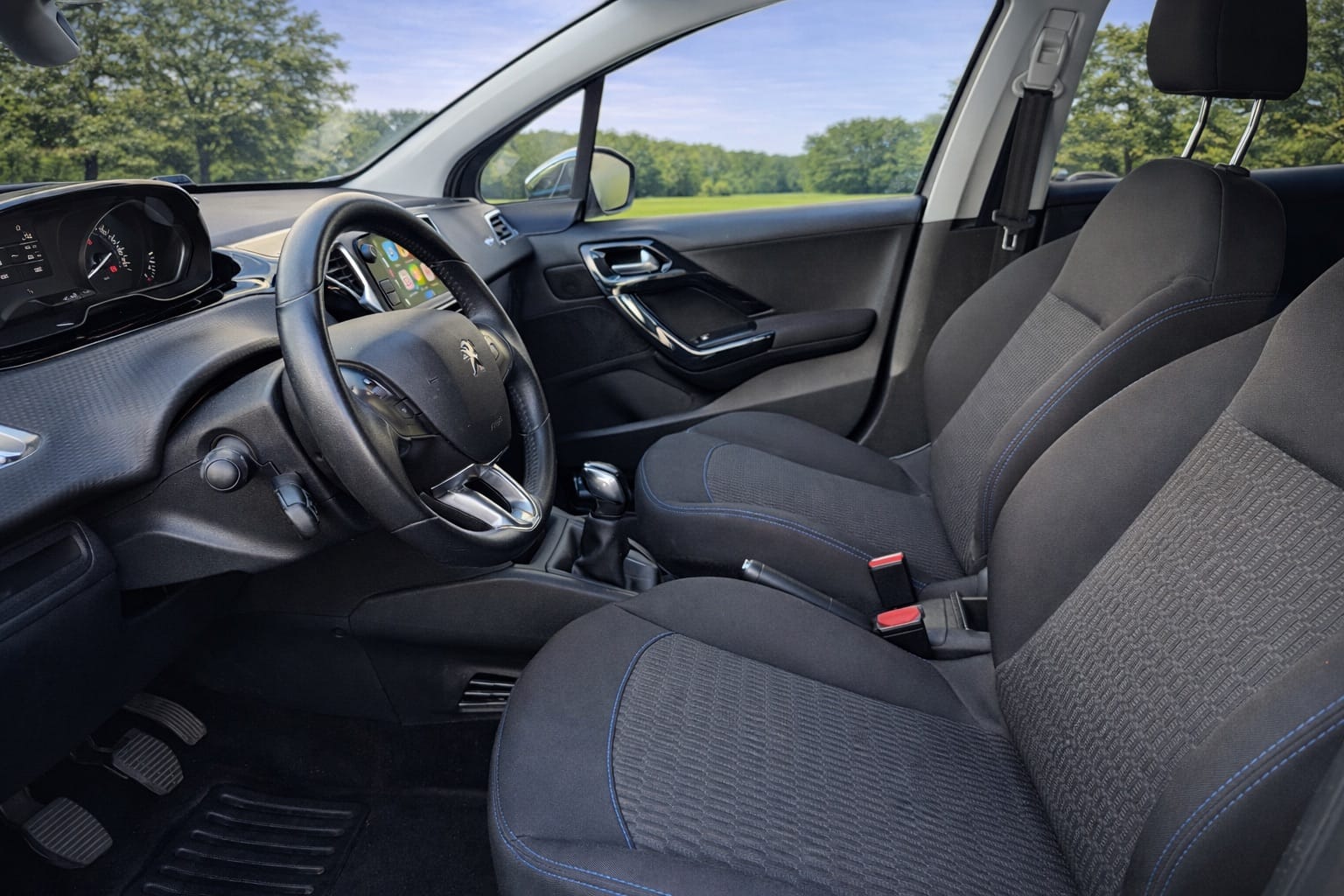 Peugeot 208 GRISE (51) avec Apple CarPlay