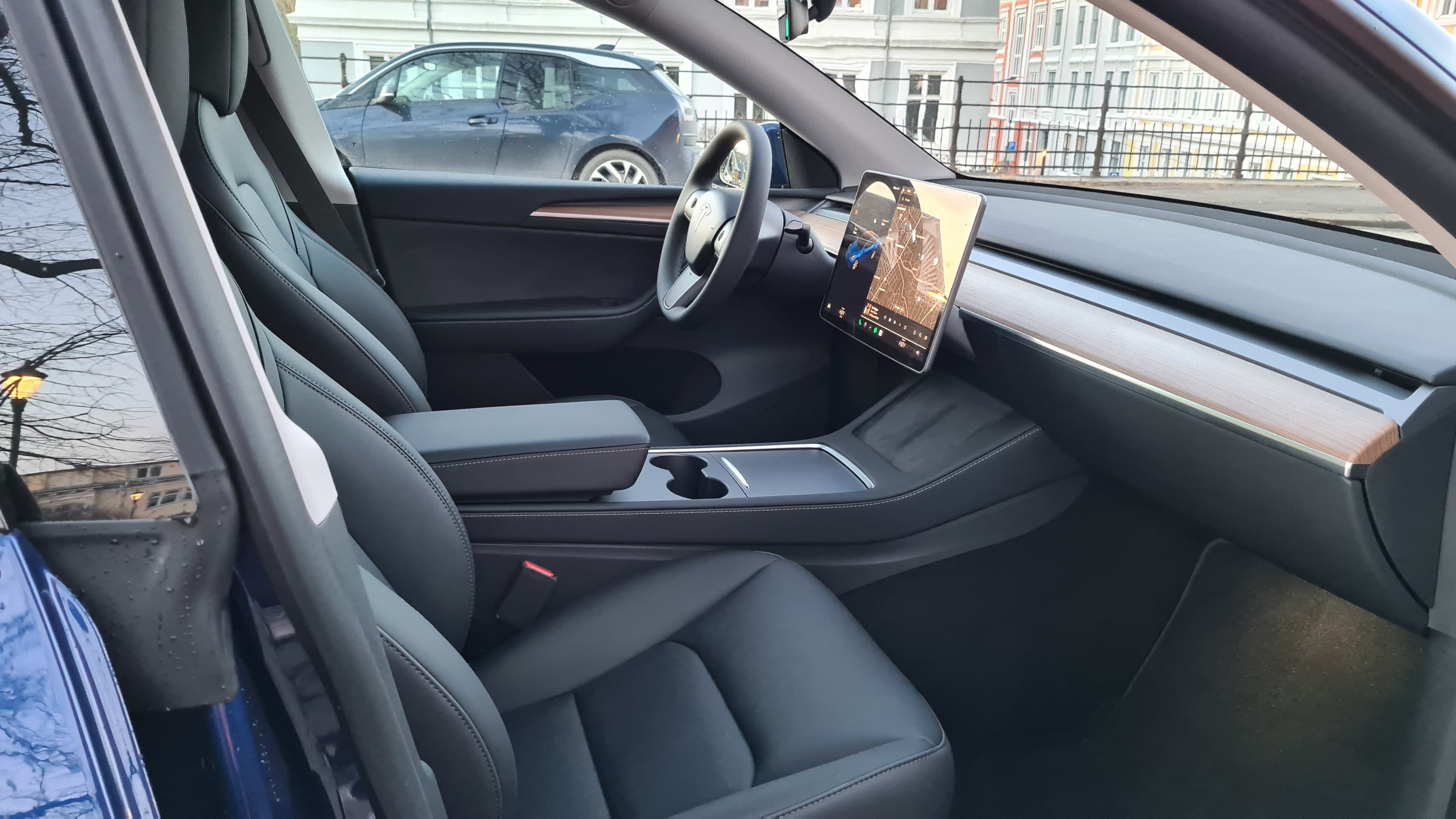 Tesla Model Y Long Range 4WD with Audio / iPod input