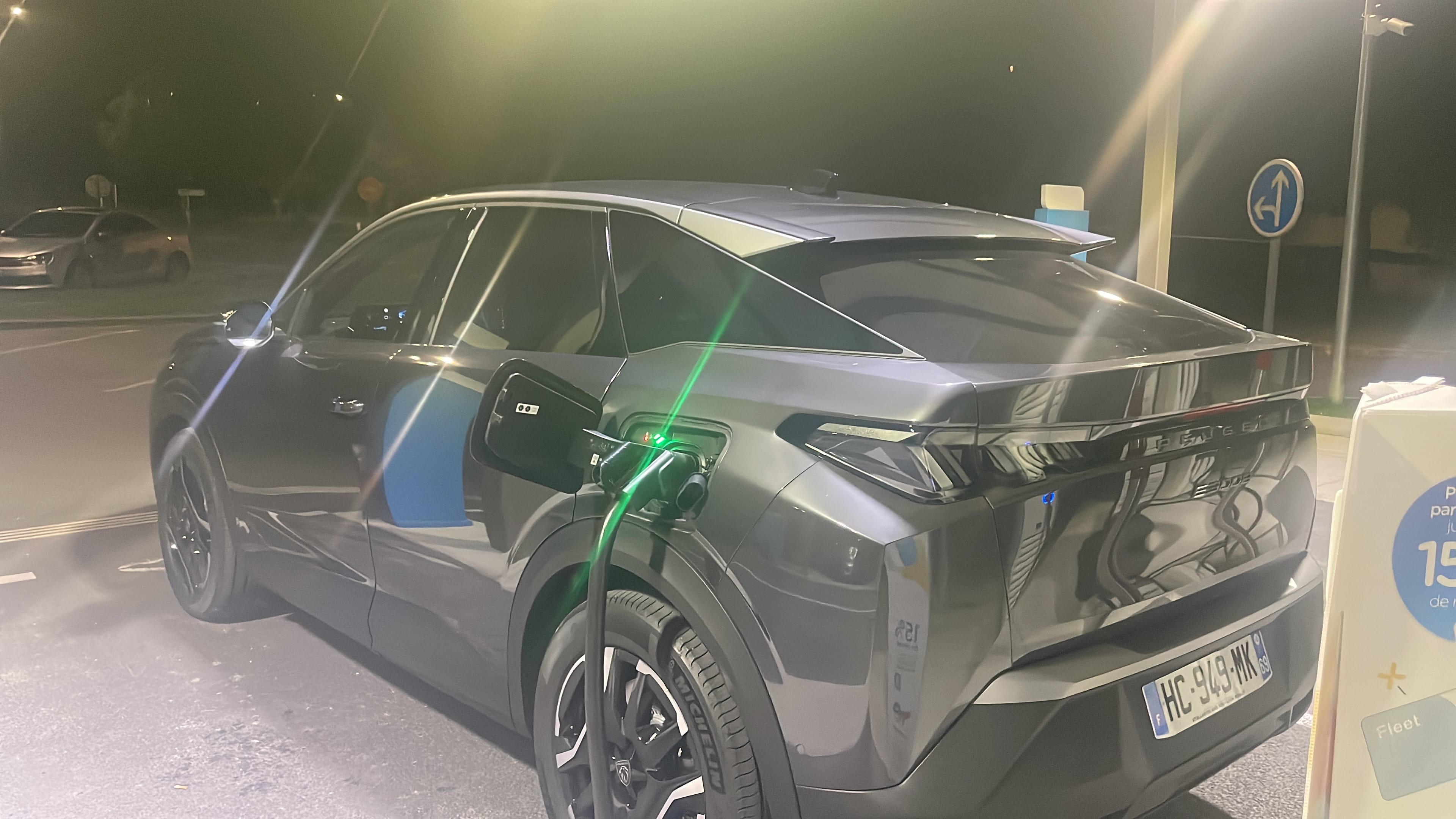 Peugeot E-3008 GT avec Entrée audio / iPod