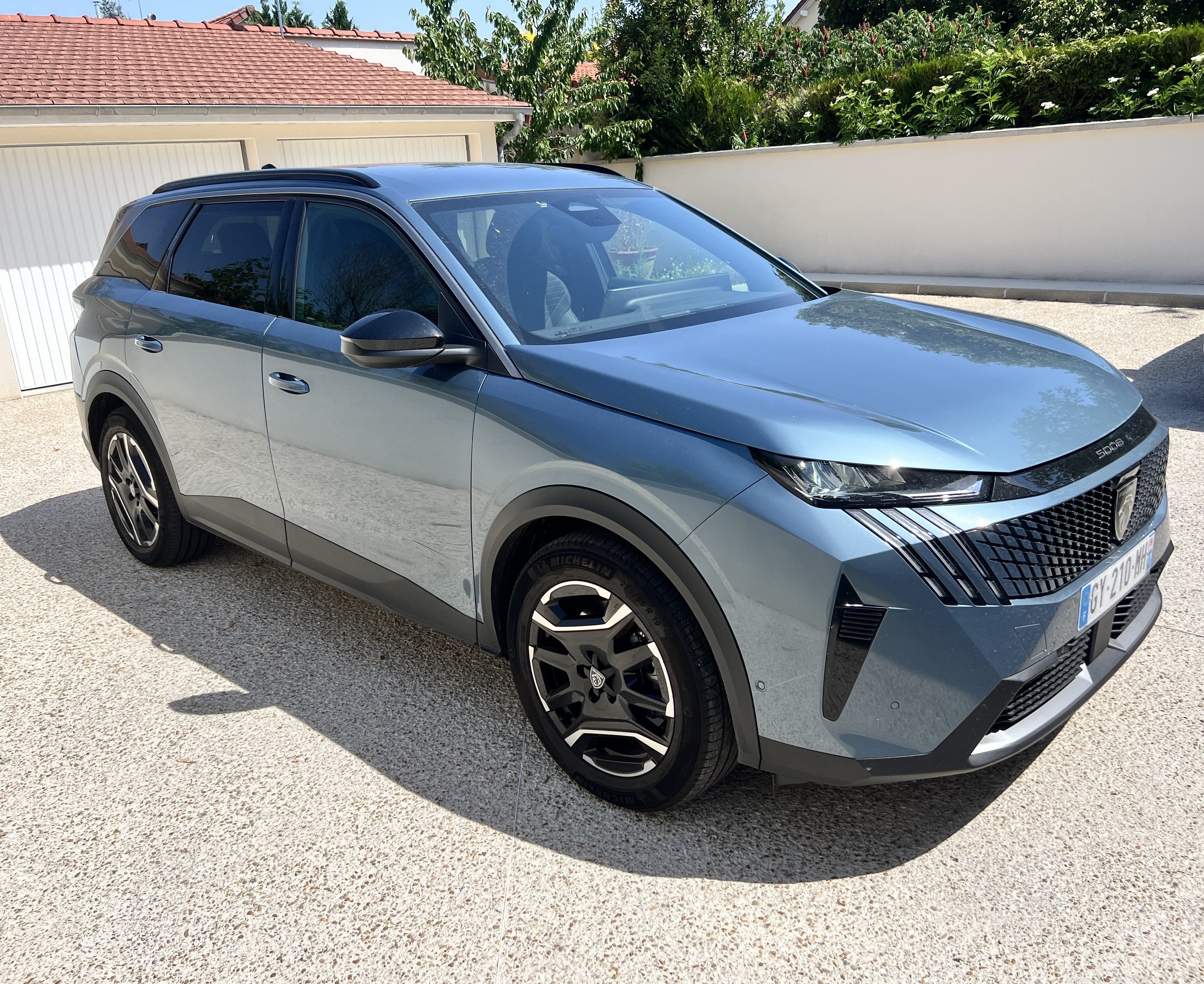 Peugeot e-5008 Allure • 7 places avec Climatisation