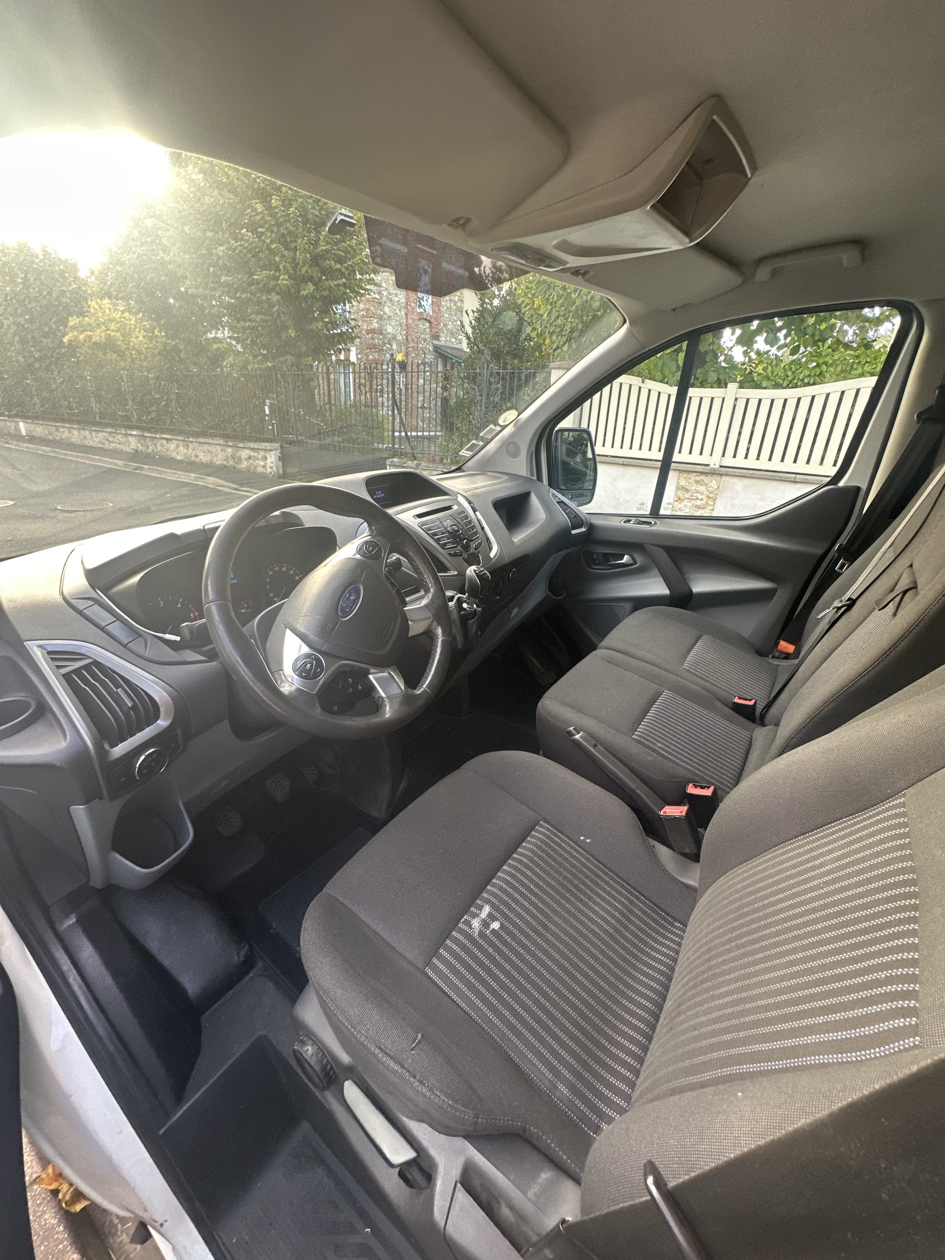 Ford Transit Custom Fourgon Utilitaire 2.2 TDCI (74 KW / 100ch) camion