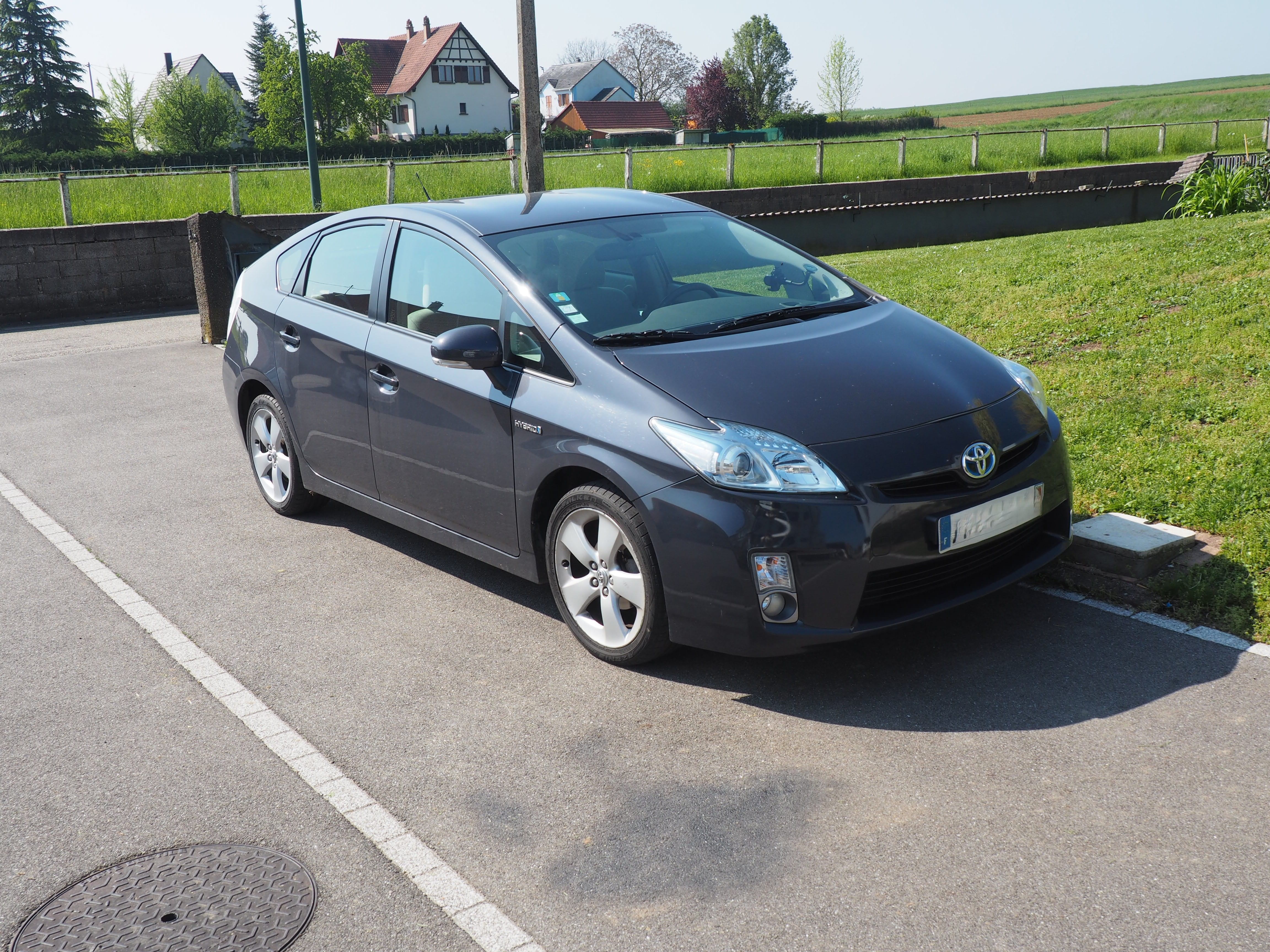Toyota Prius, 2009, Essence 95 / Électrique (hybride), automatique
