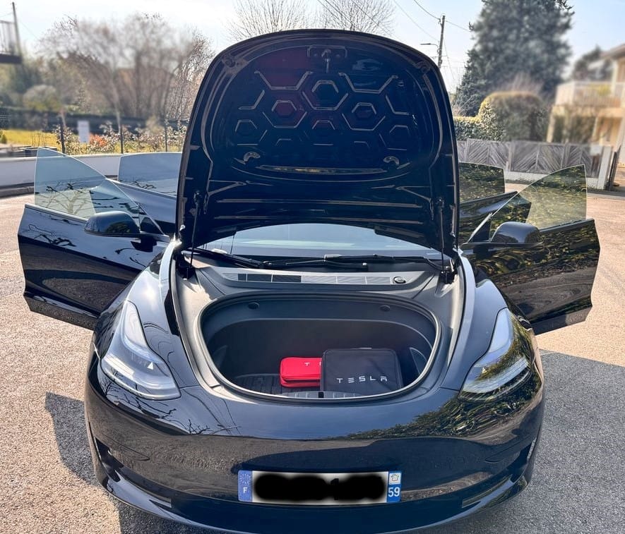 Tesla Model 3 Noire, vitres teintées avec Dashcam