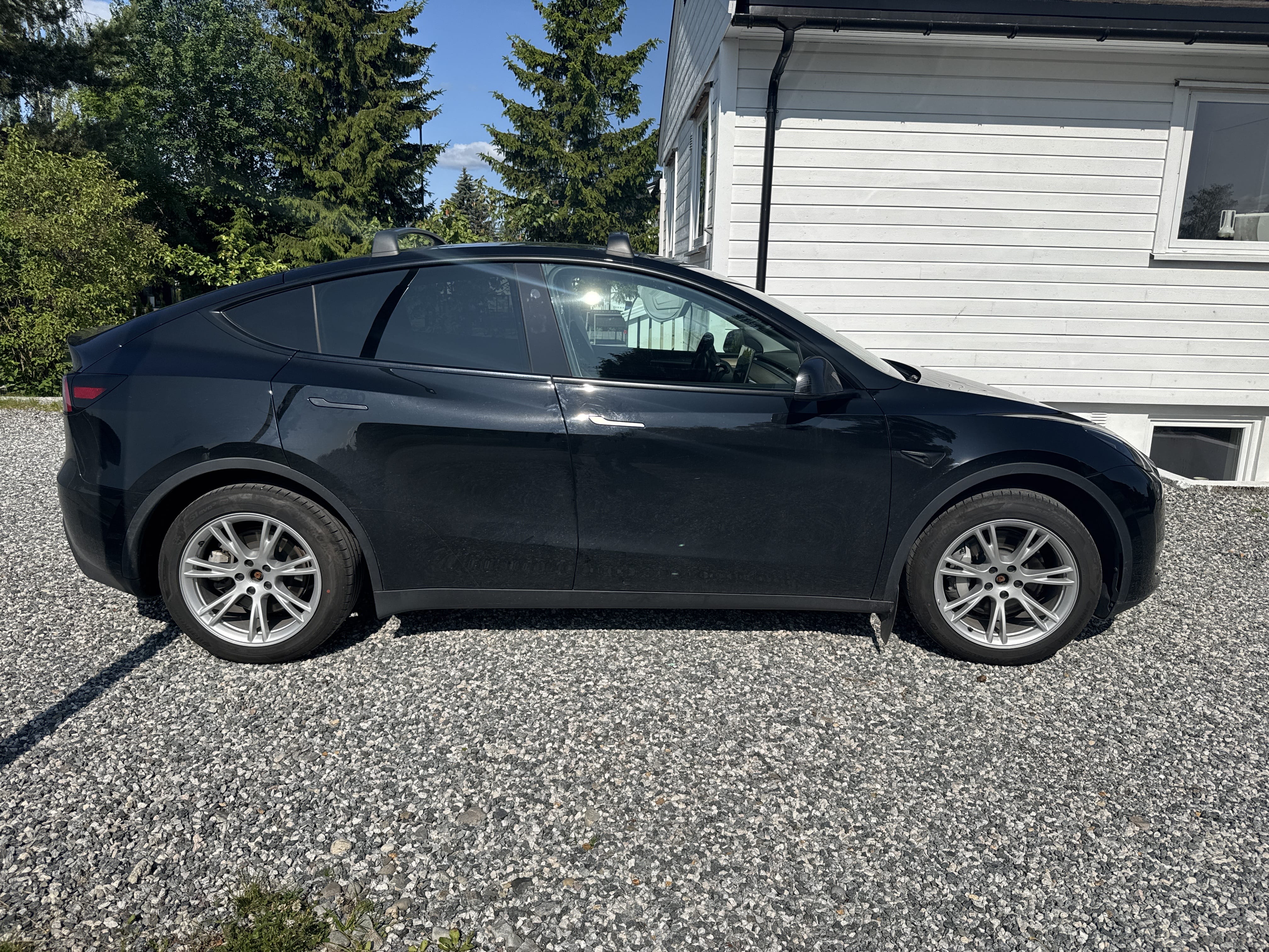Tesla Model Y Long Range med Bluetooth audio
