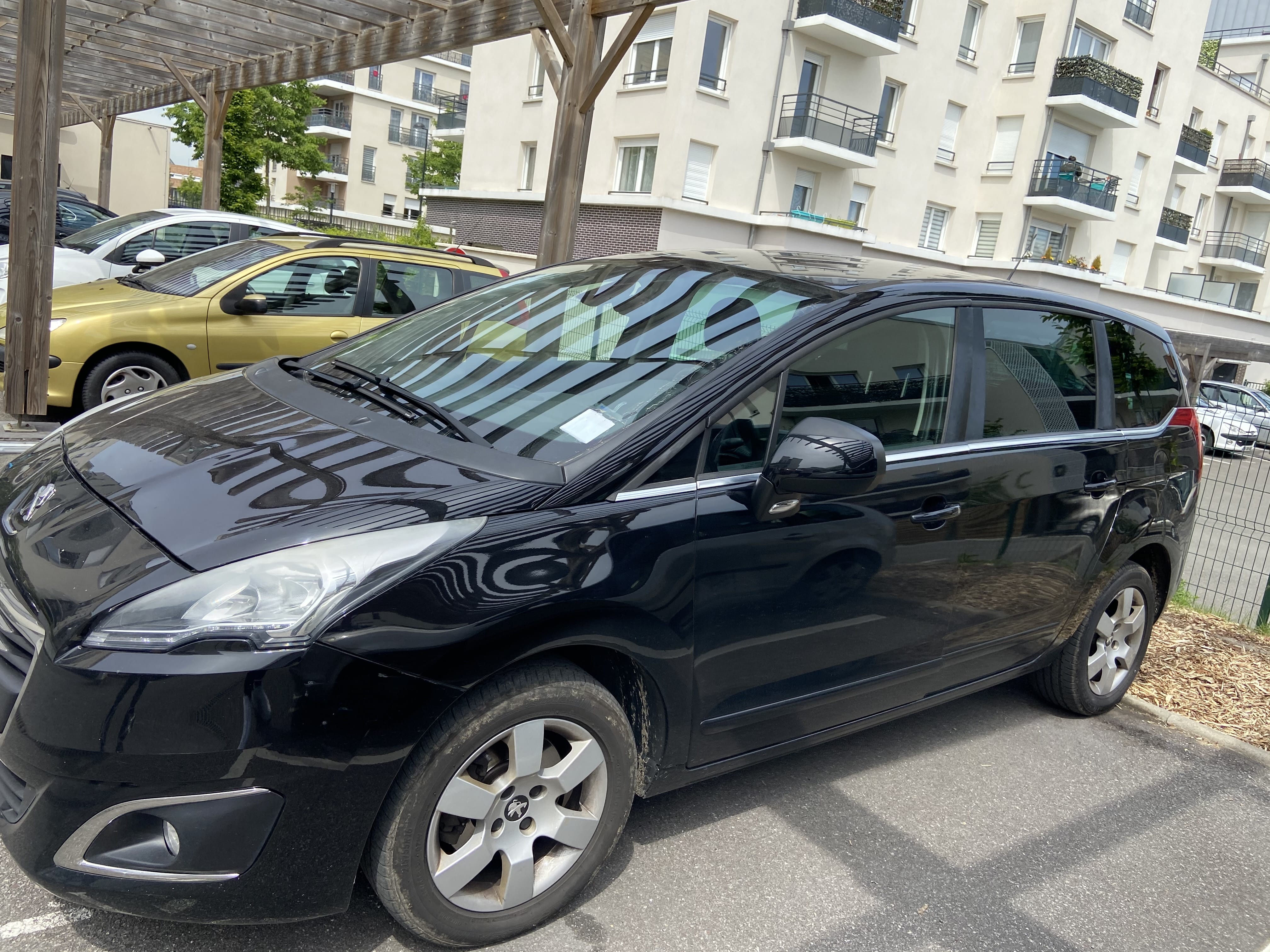 Peugeot 5008 avec GPS
