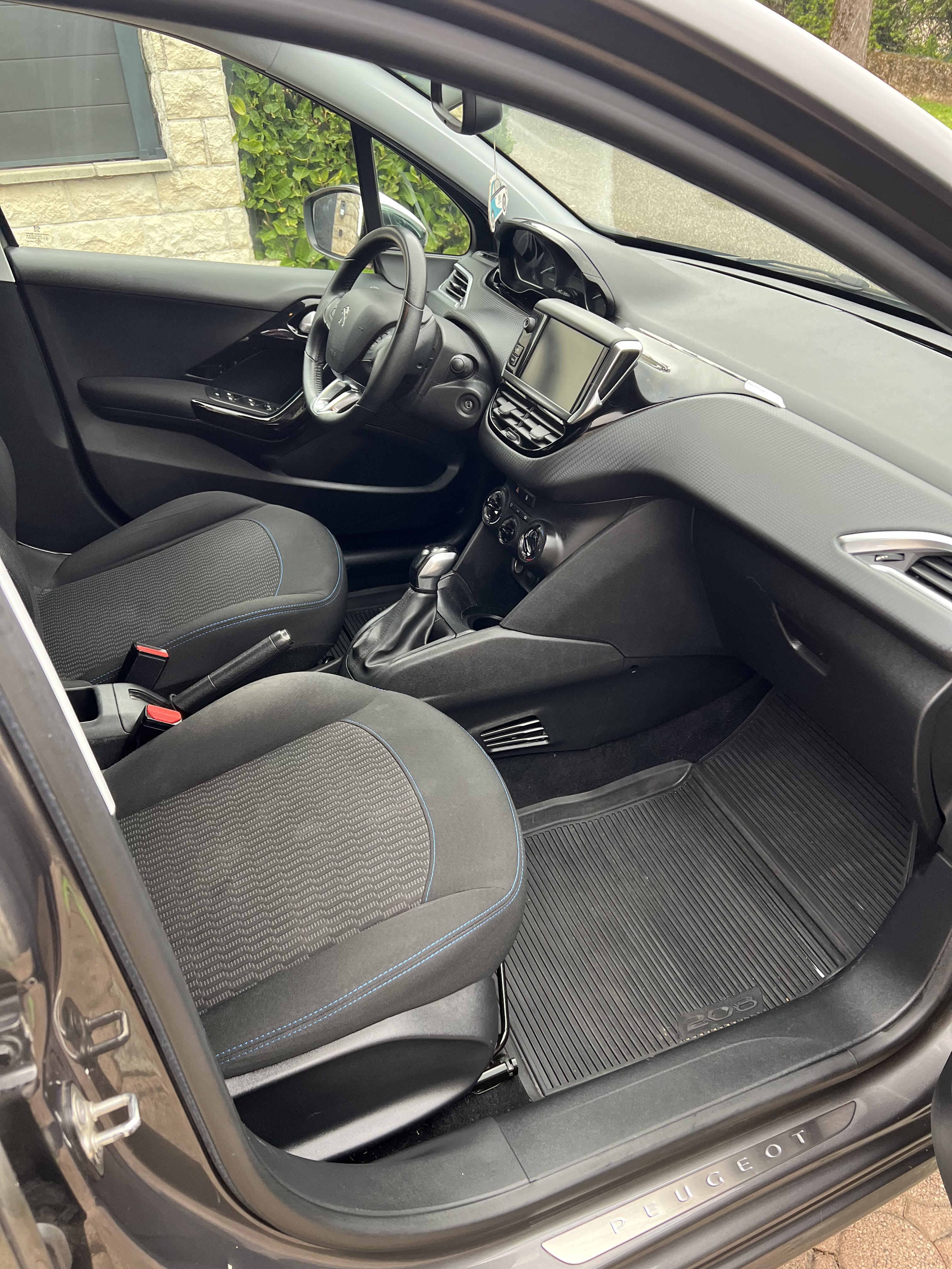 Peugeot 208 avec Apple CarPlay