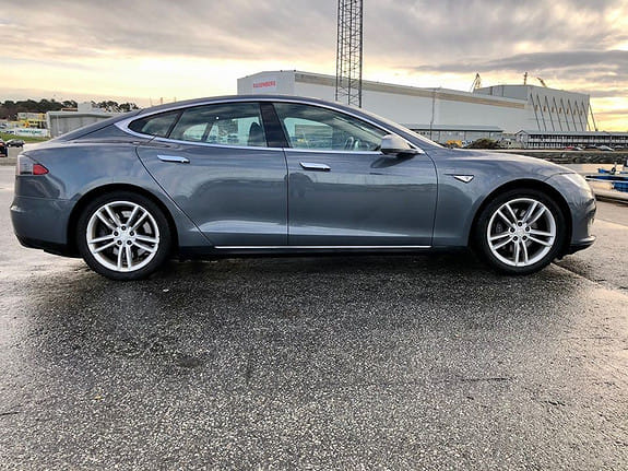 Tesla Model S Gratis Lading with GPS
