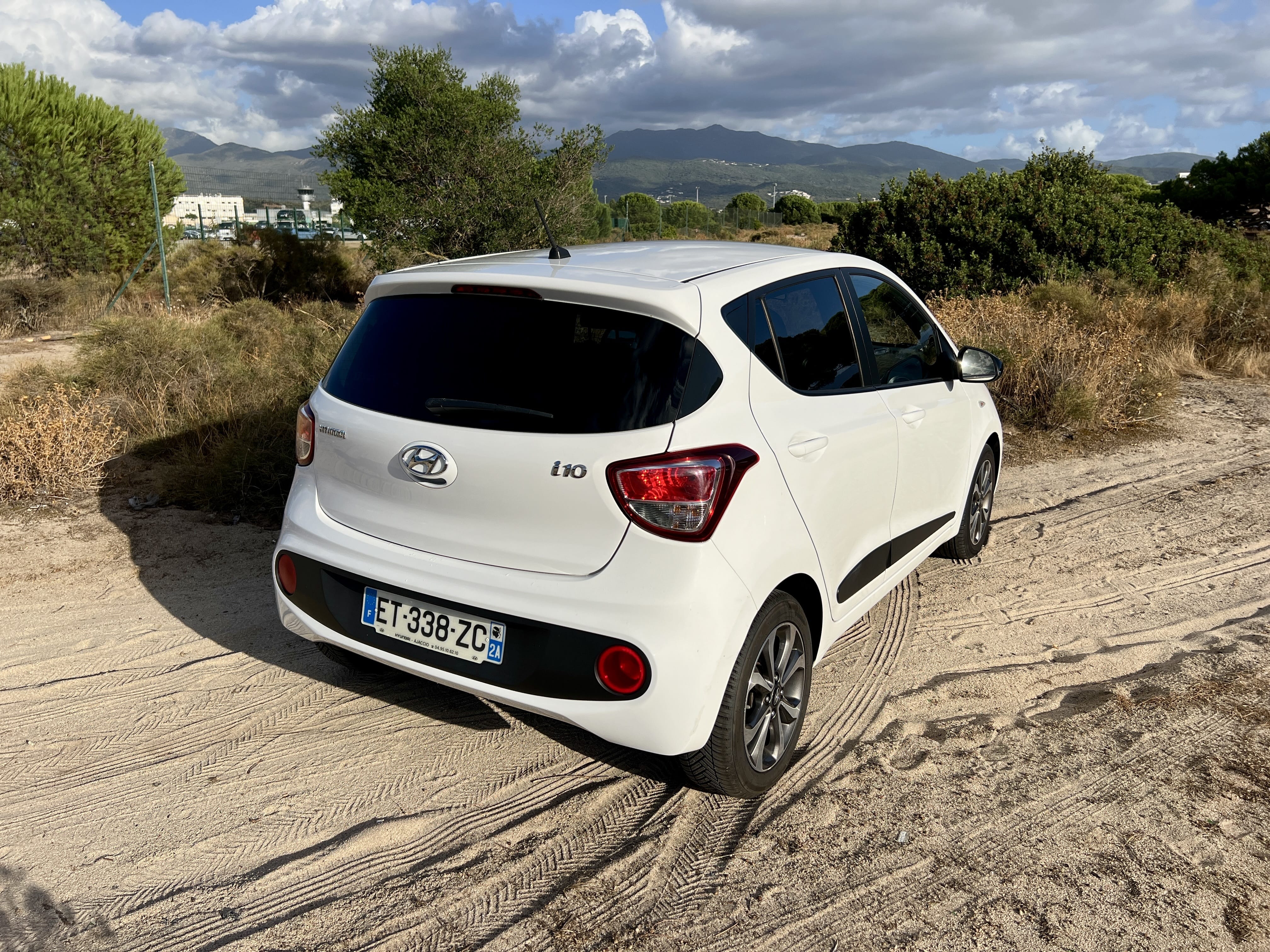 Hyundai i10 - Économique & Pratique with Air conditioning