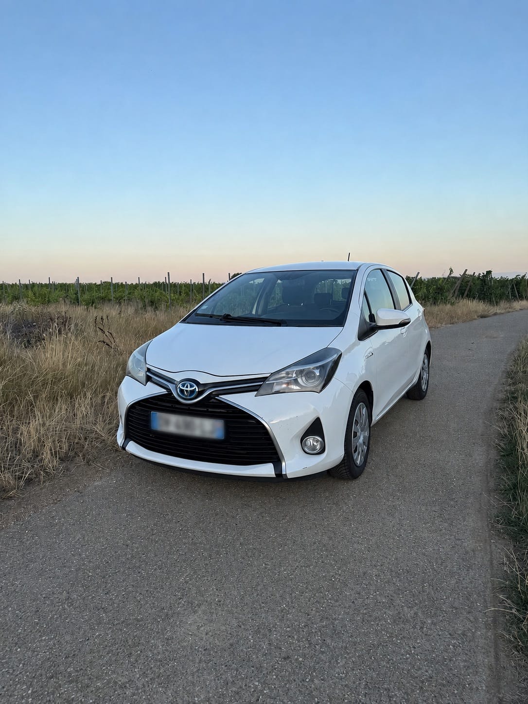 Toyota Yaris, 2015, Essence 95 / Électrique (hybride), automatique