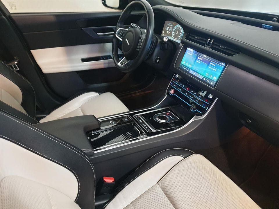 Jaguar XF met Cruise control