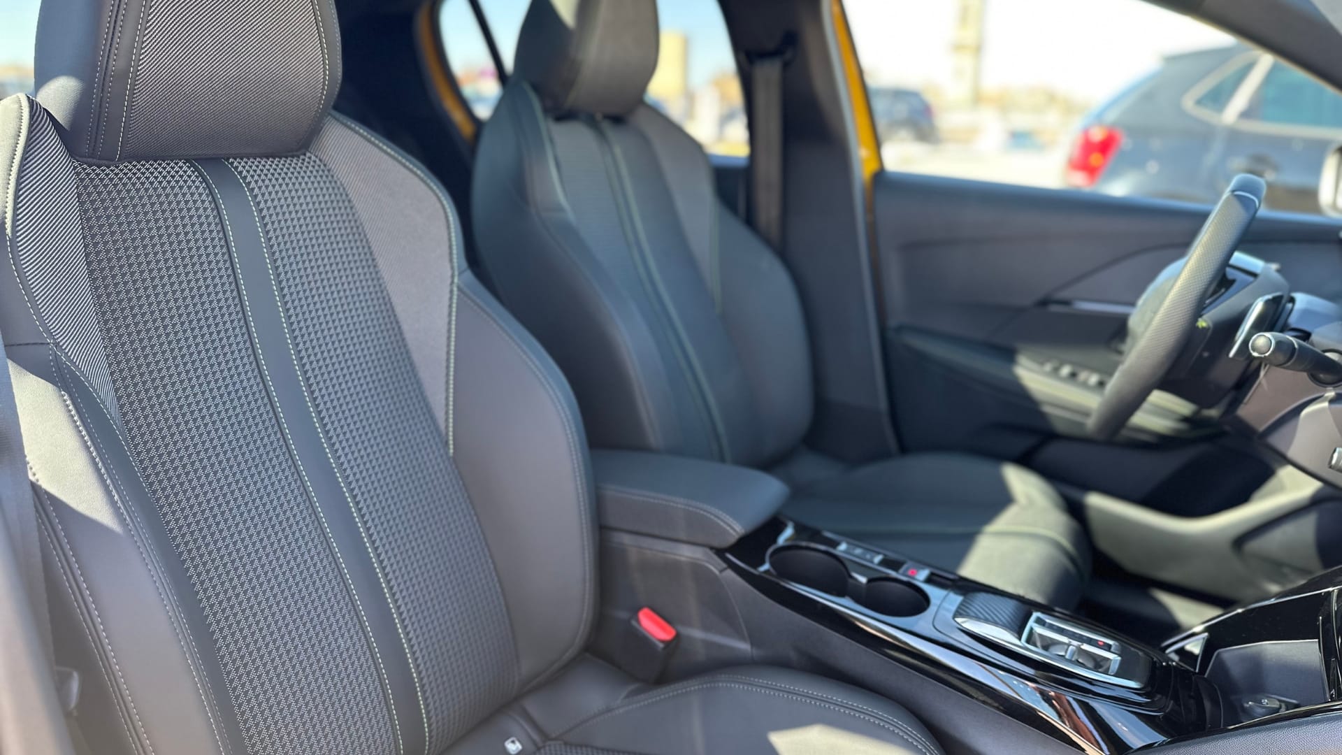 Peugeot 208 GT Line JAUNE | AUTO | GPS | GARE ST-JEAN (750m) avec Pneus neige