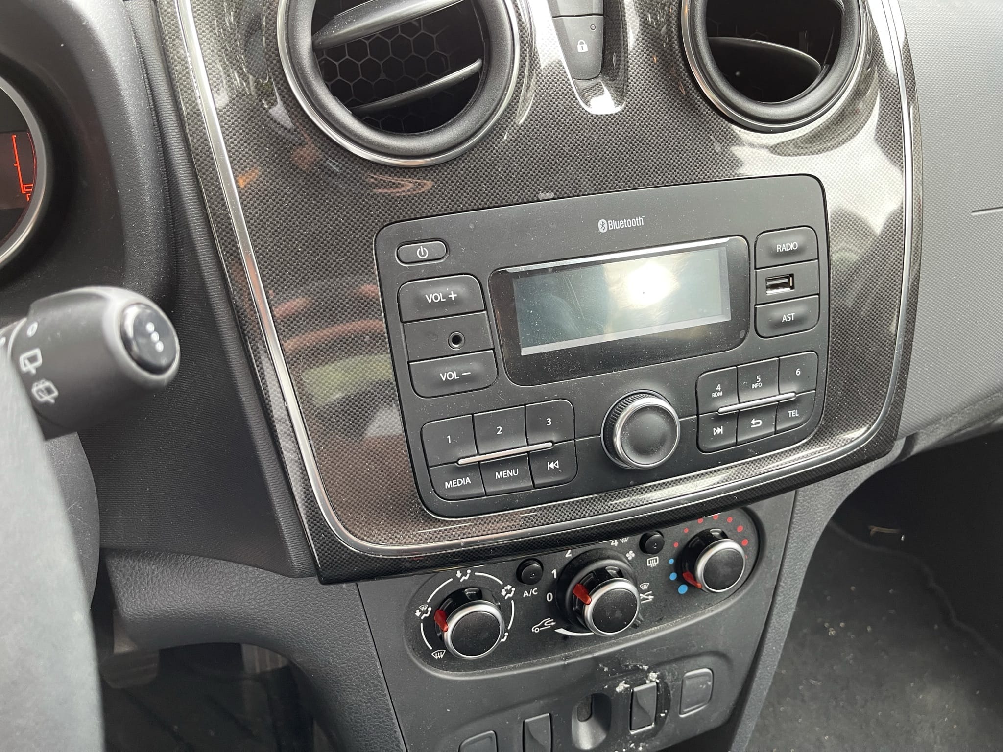 Dacia Sandero  Louez la Dacia Sandero – Spacieuse, Confortable et Économique !