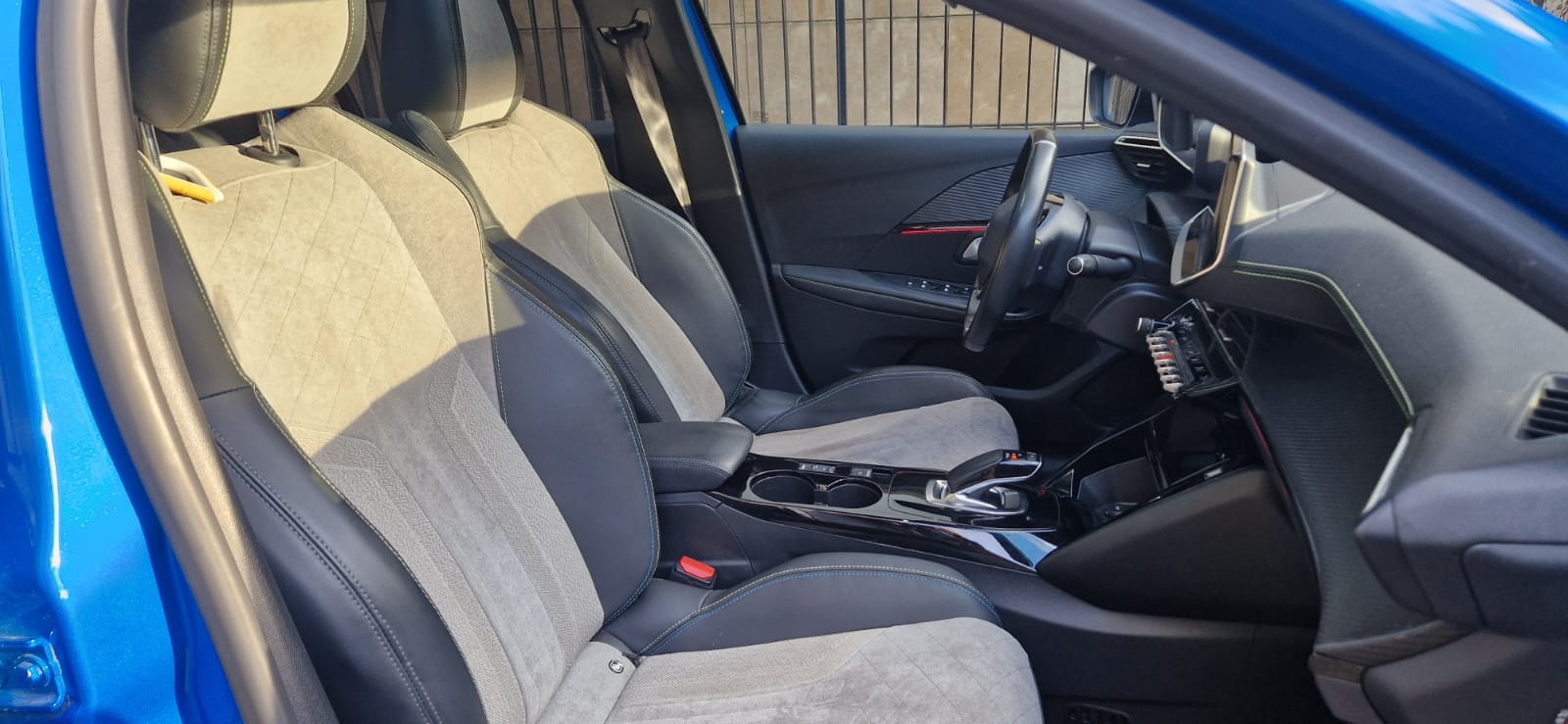 Peugeot 208 GT TOUTE OPTION 50 kWh – 100 % électrique, stationnement gratuit avec Android Auto