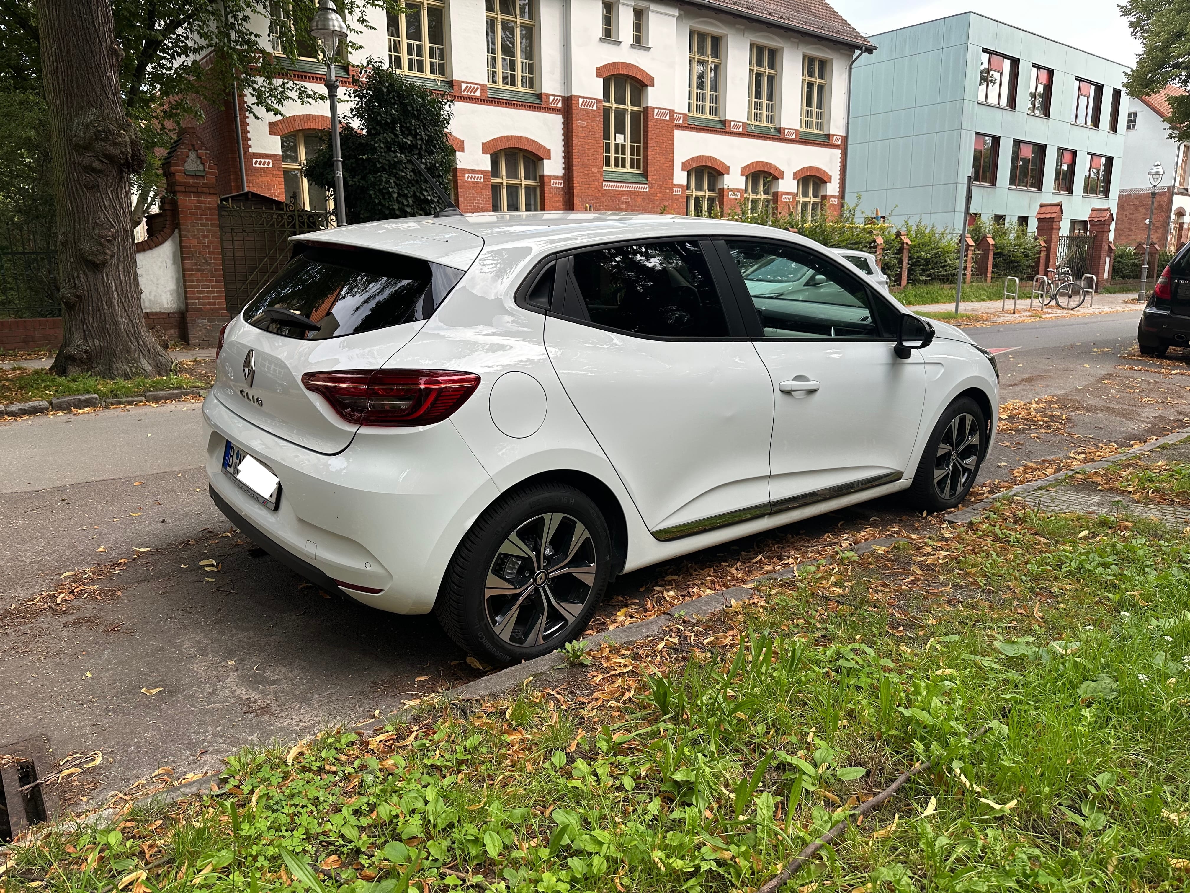 Renault Clio with Backup camera