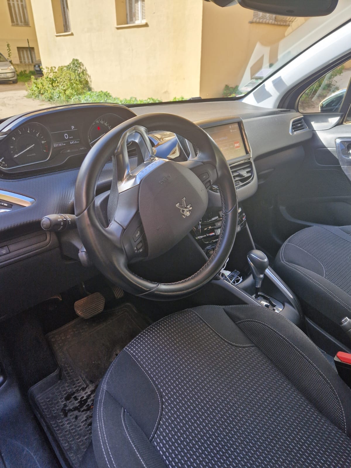Peugeot 208 avec GPS