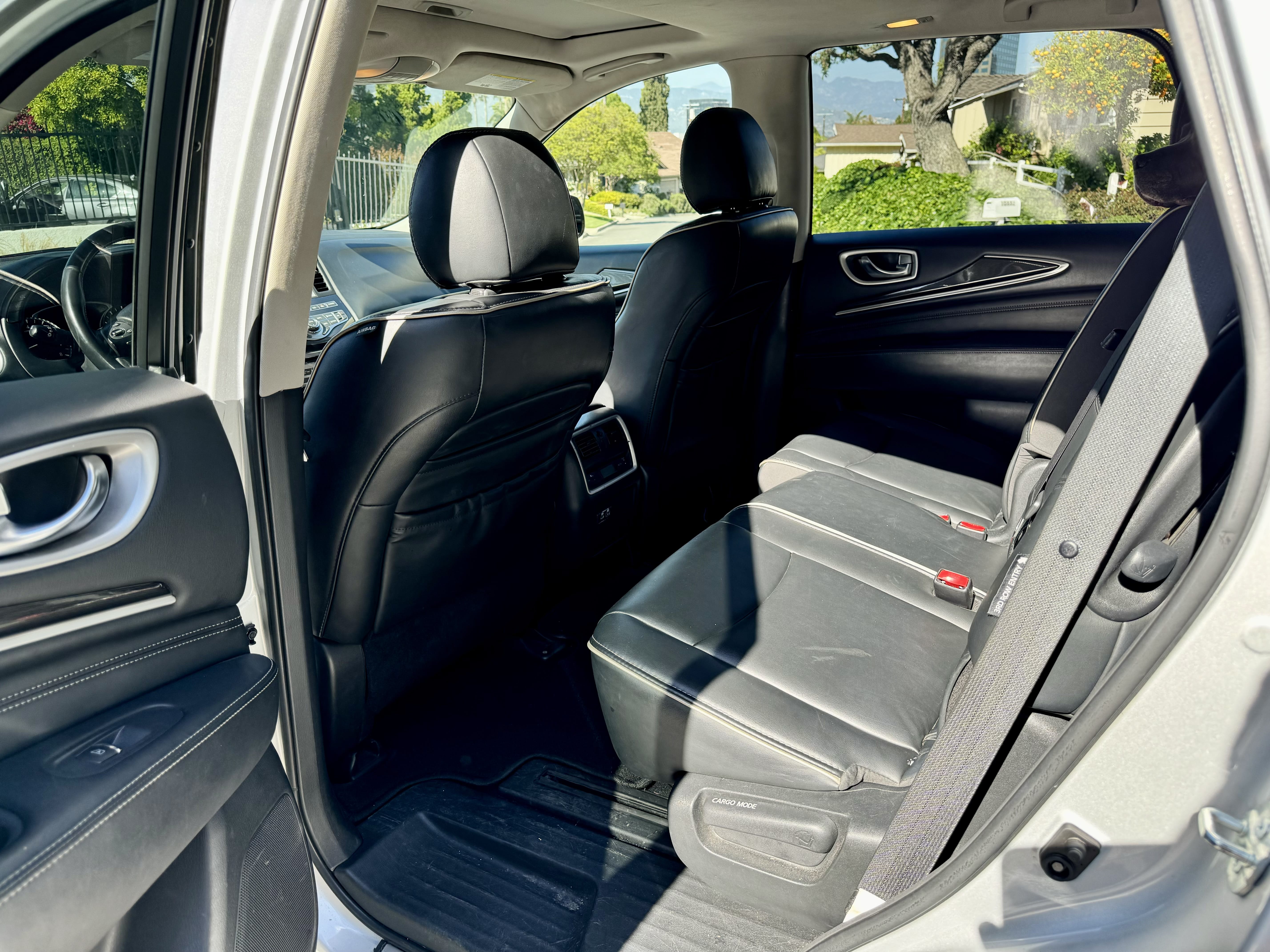 Infiniti QX60 Luxe with Audio / iPod input