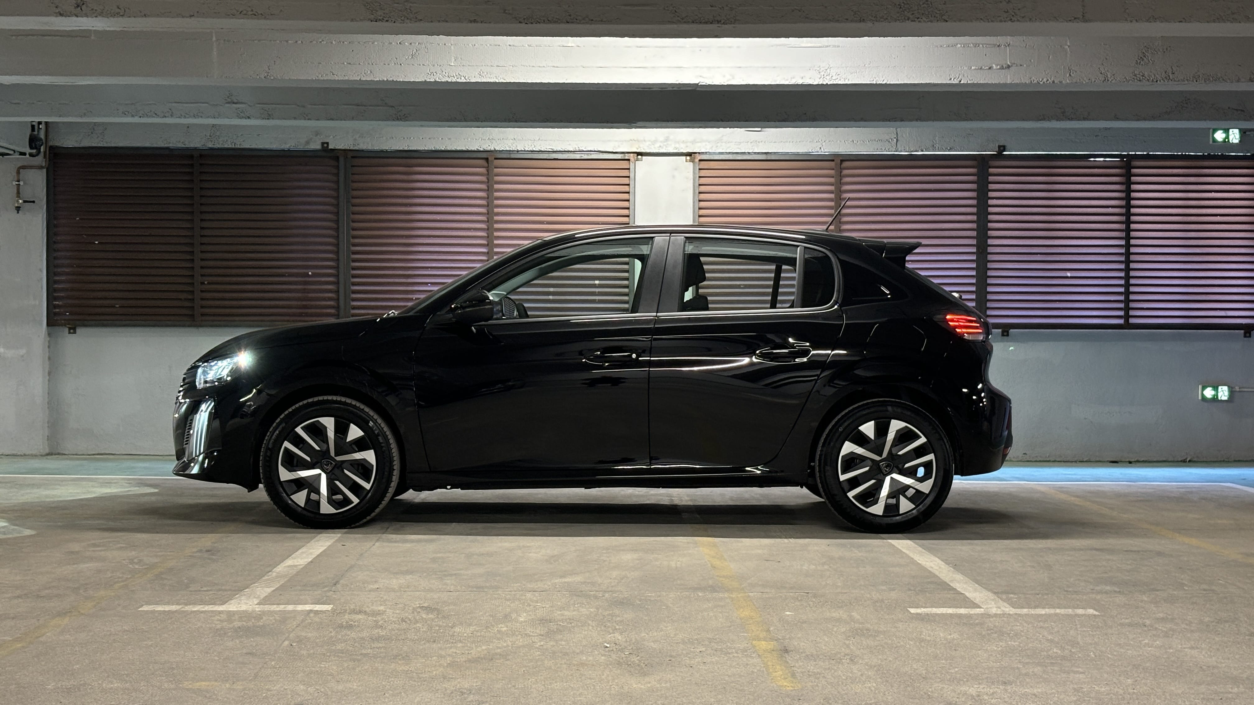 Peugeot 208, 2024, Essence 98 / Électrique (hybride), automatique