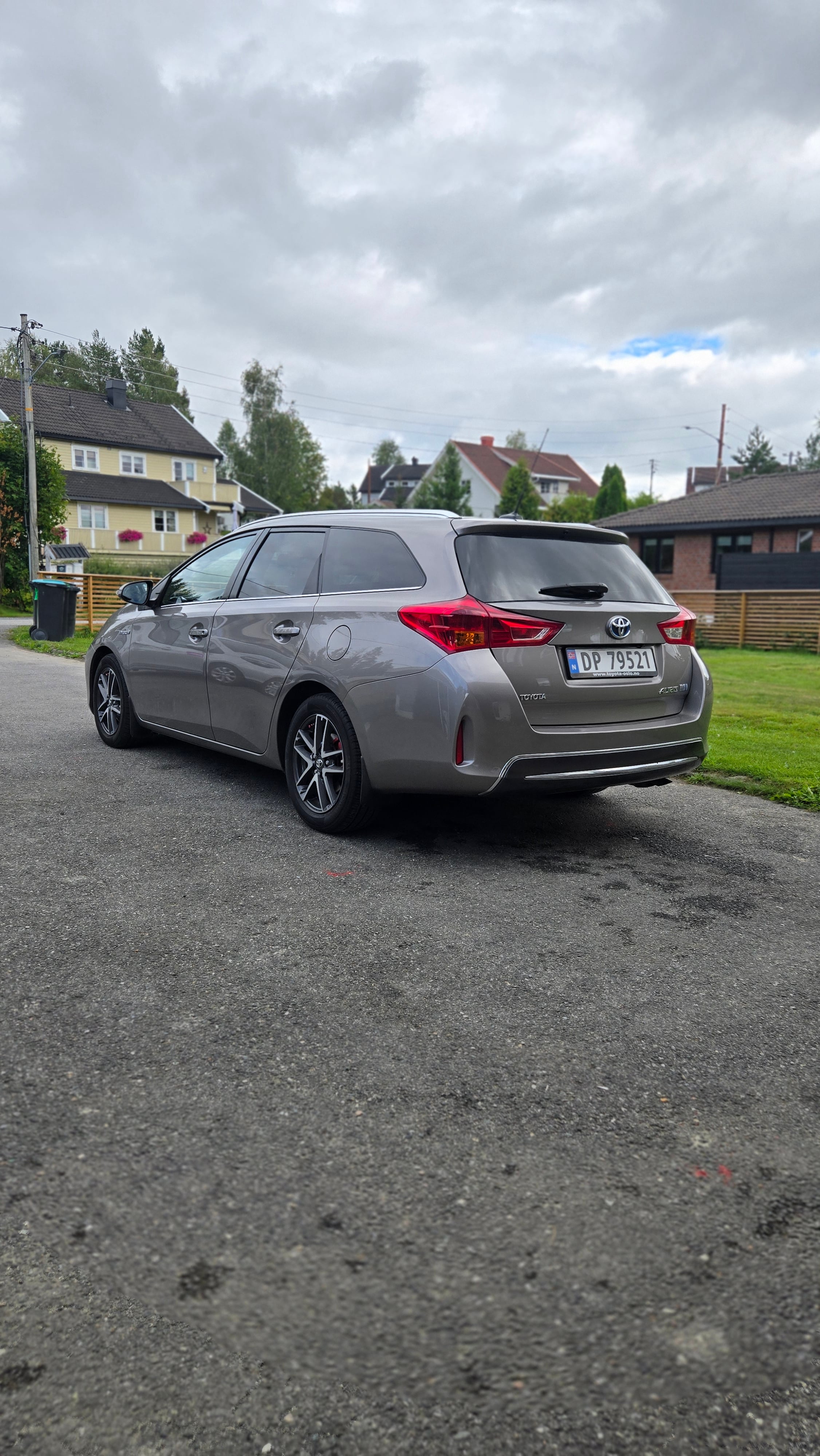 Toyota Auris Stasjonsvogn 1,8 stasjonsvogn, Bensin/Hybrid, Automat, inkl beboerkort parkering med Ryggekamera