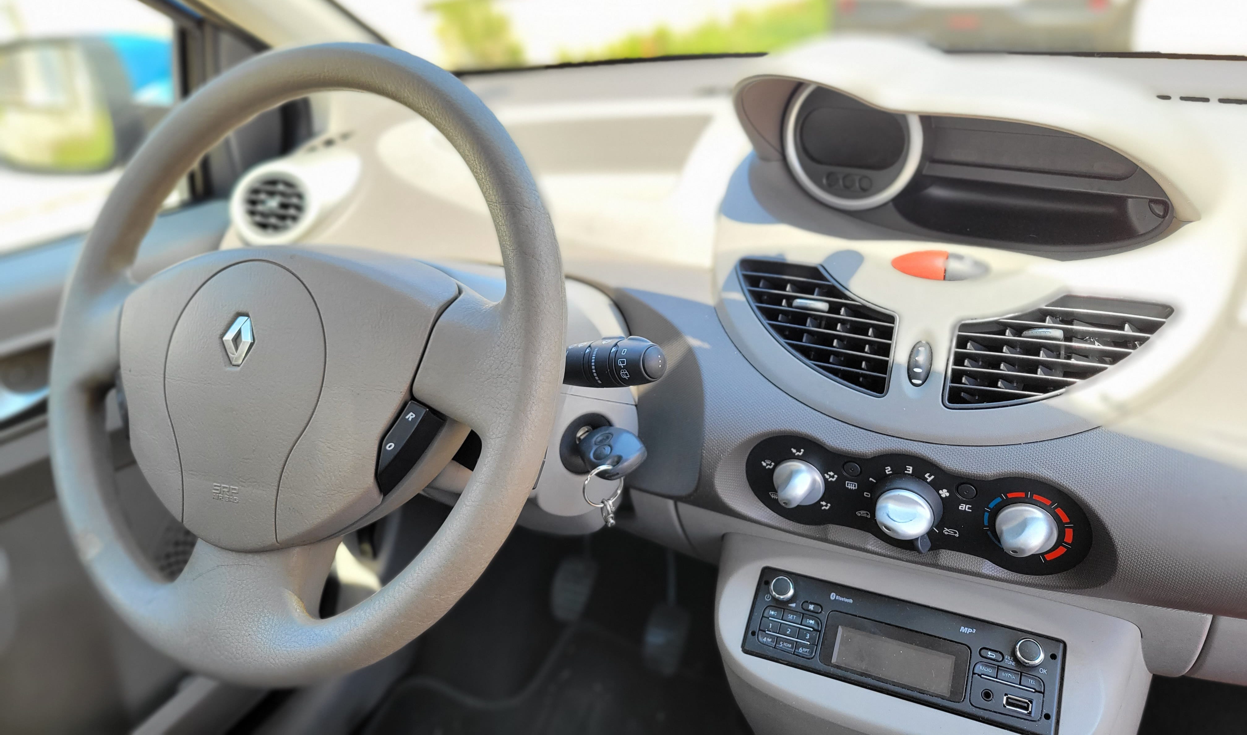 Renault Twingo II avec Entrée audio / iPod