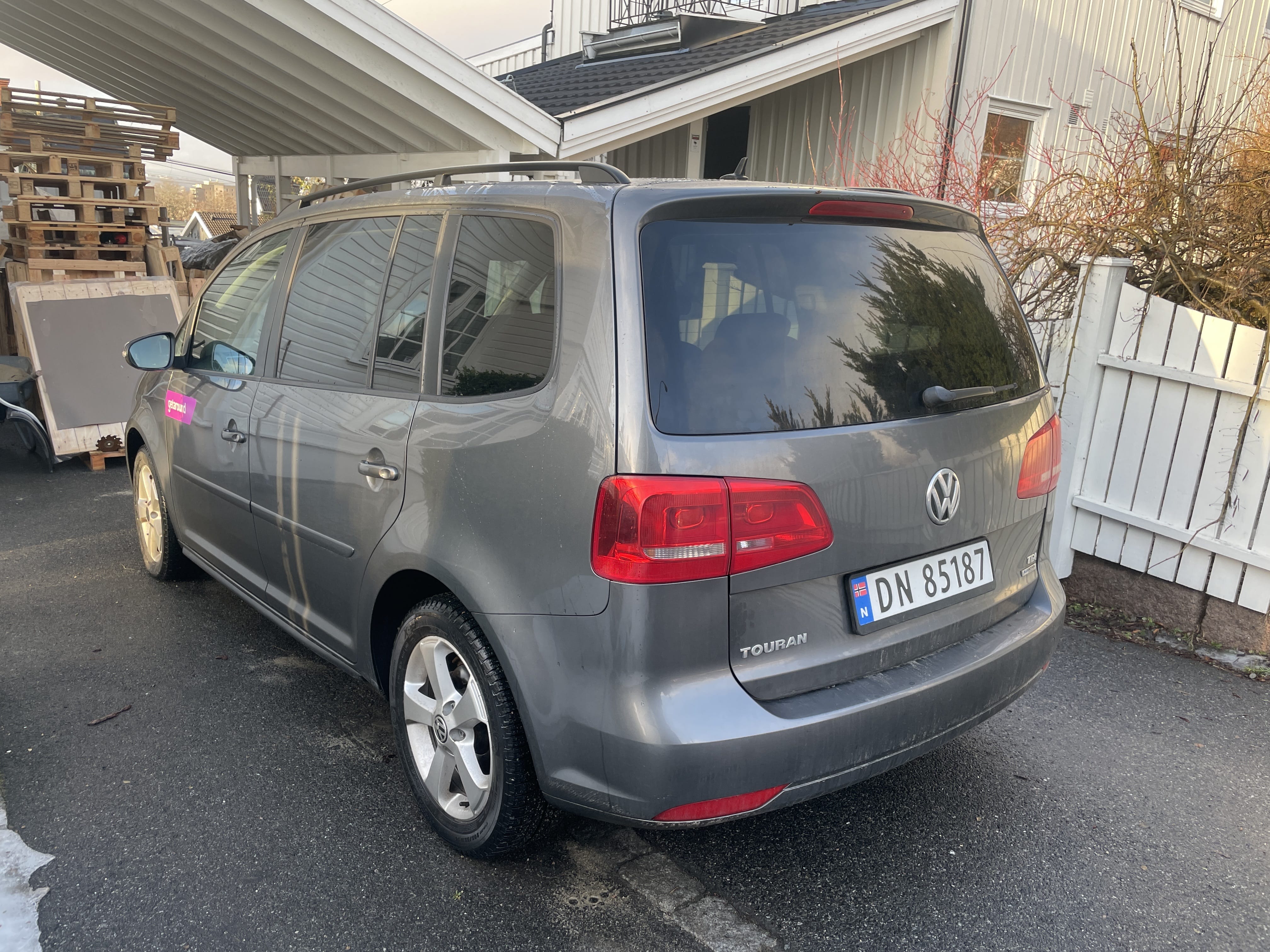 Volkswagen Touran med Skistativ