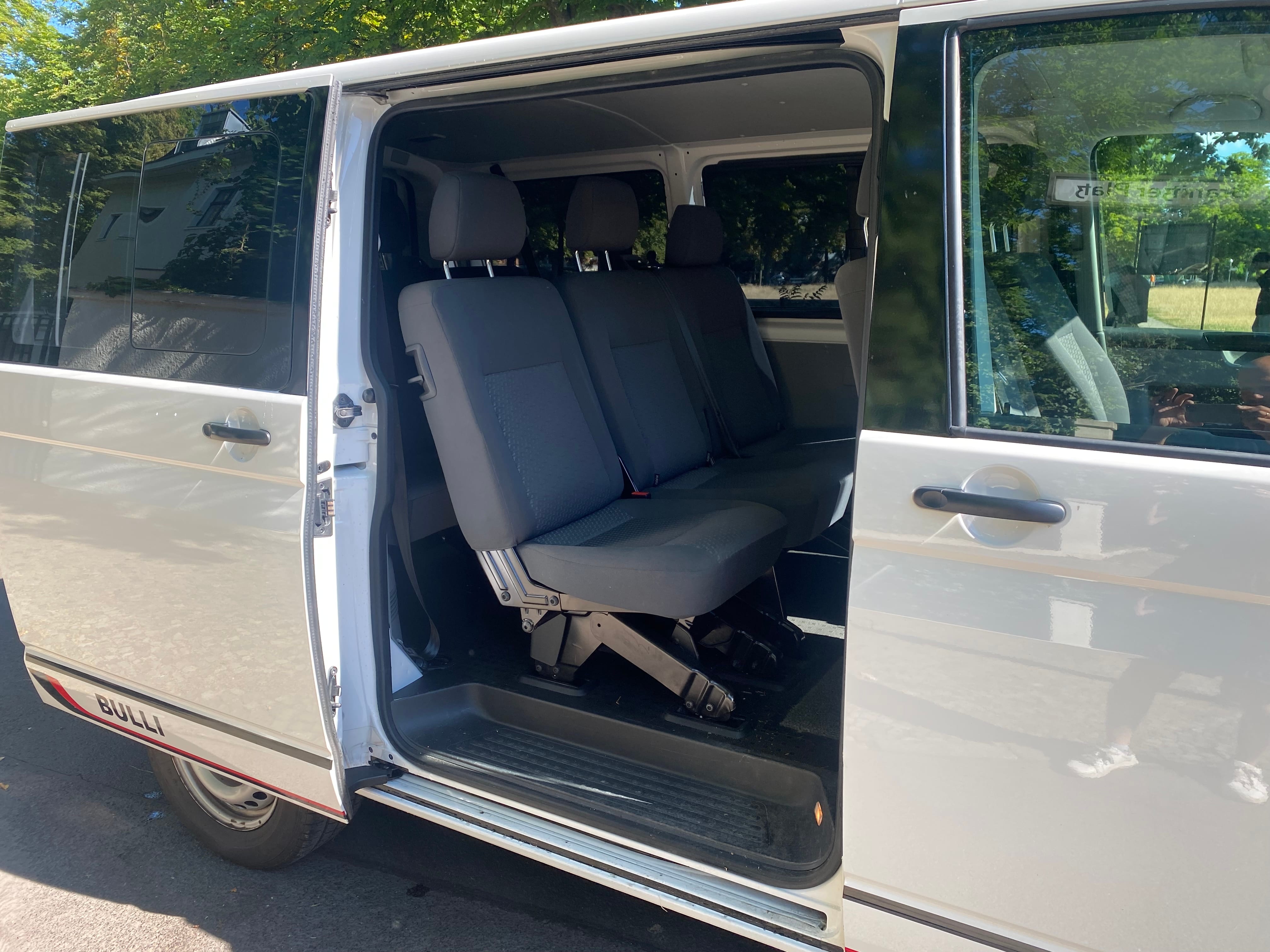 Volkswagen Caravelle mit Autoradio
