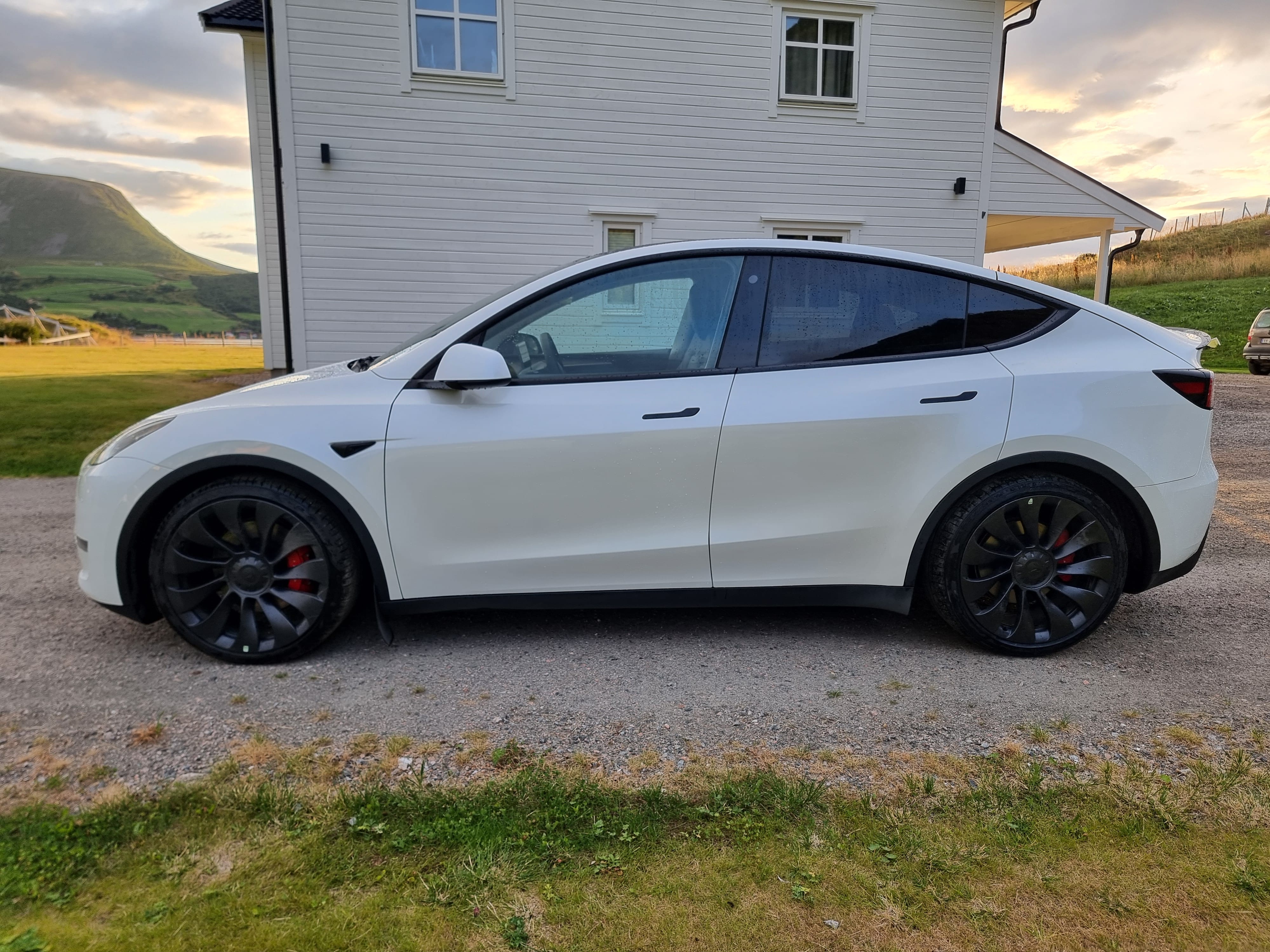 Tesla Model Y Performance med Aircondition