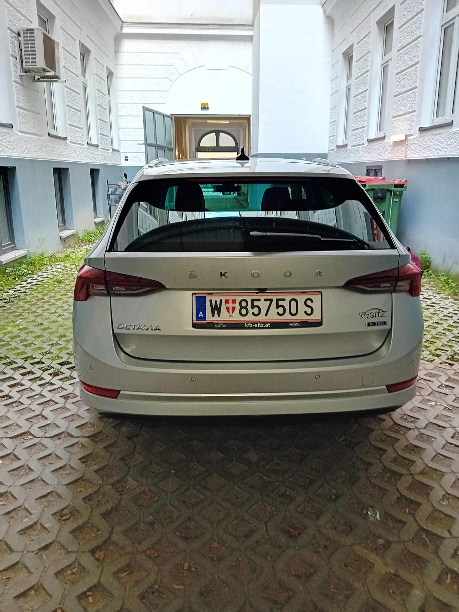 Skoda Octavia Kombi mit Navigationsgerät