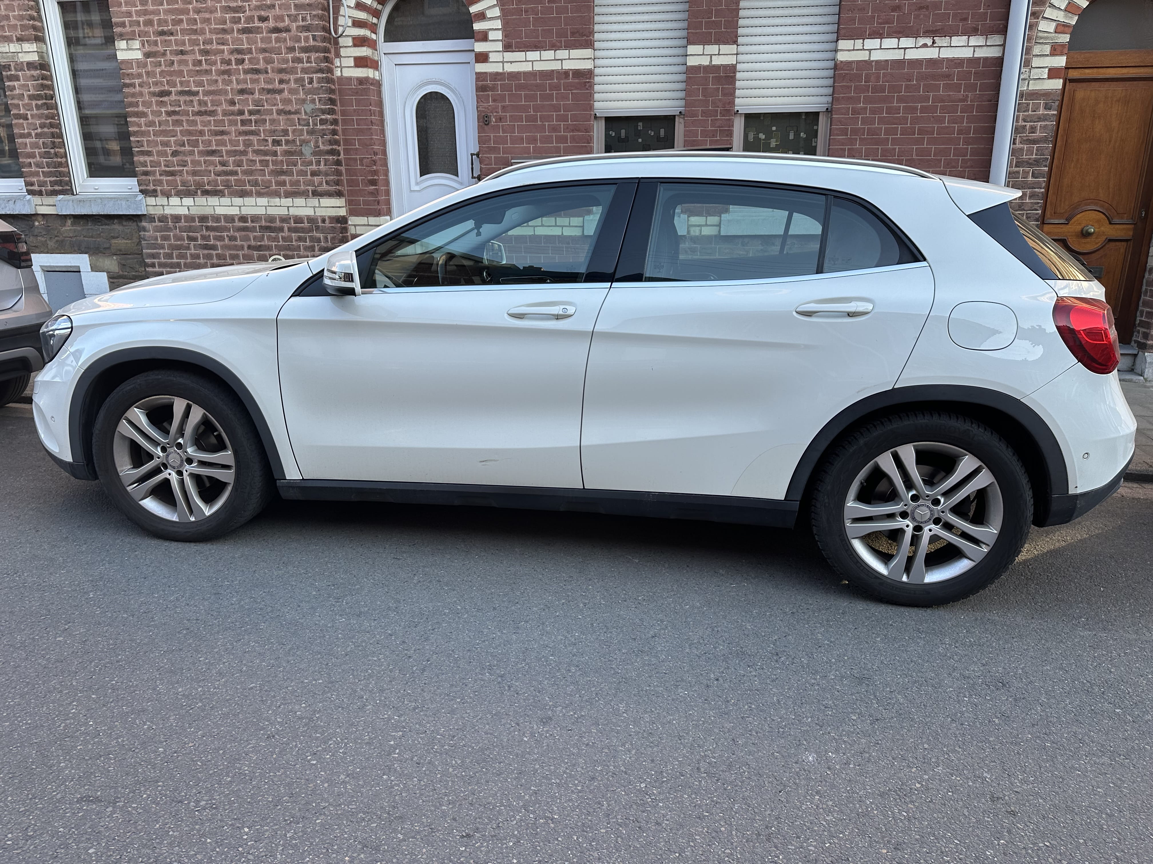 Mercedes-Benz GLA 200 with Air conditioning