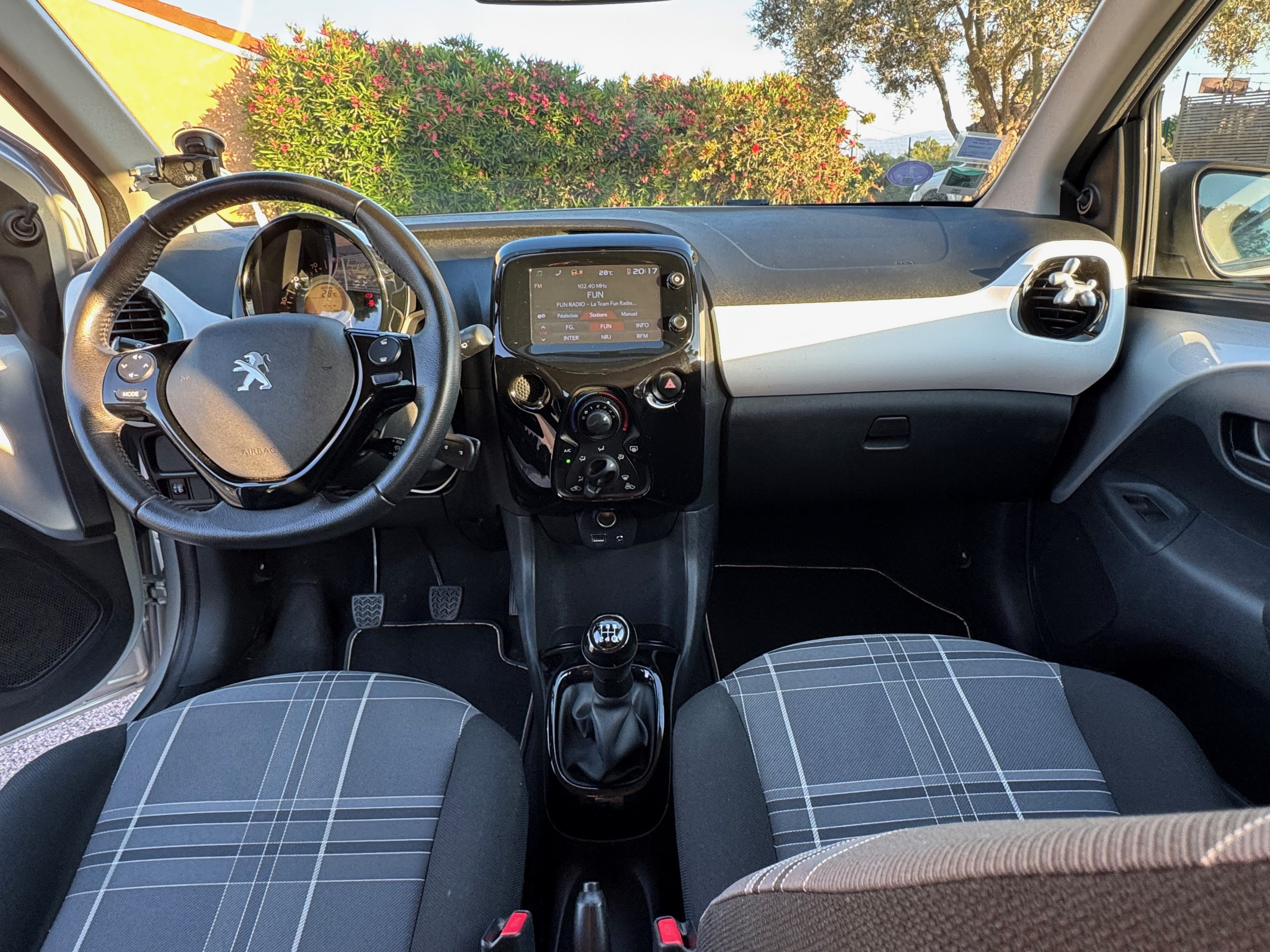 Peugeot 108 CLIMATISATION - ECRAN TACTILE BLUETOOTH - 5 PORTES avec Port USB
