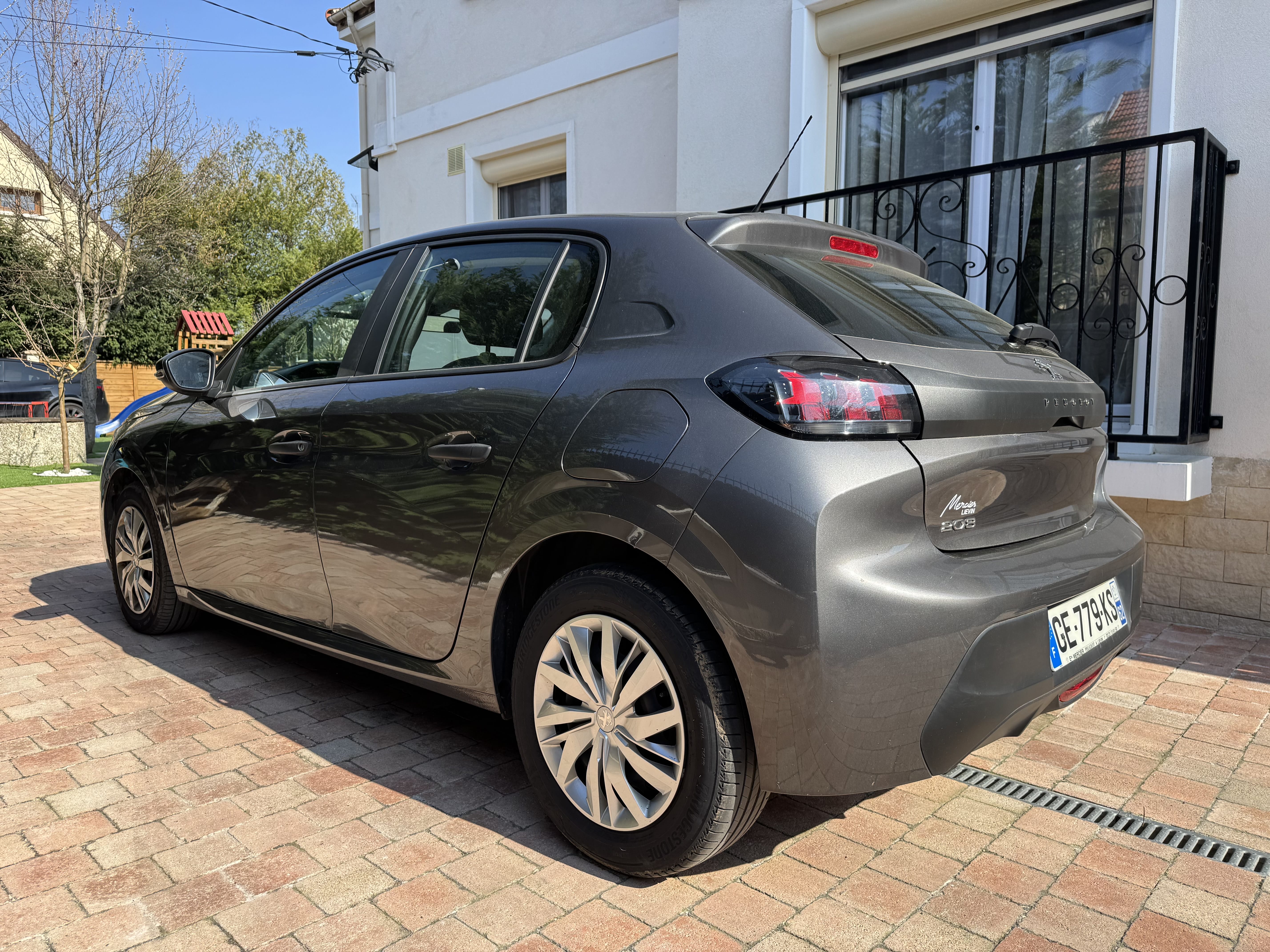 Peugeot 208 essence économique avec Climatisation