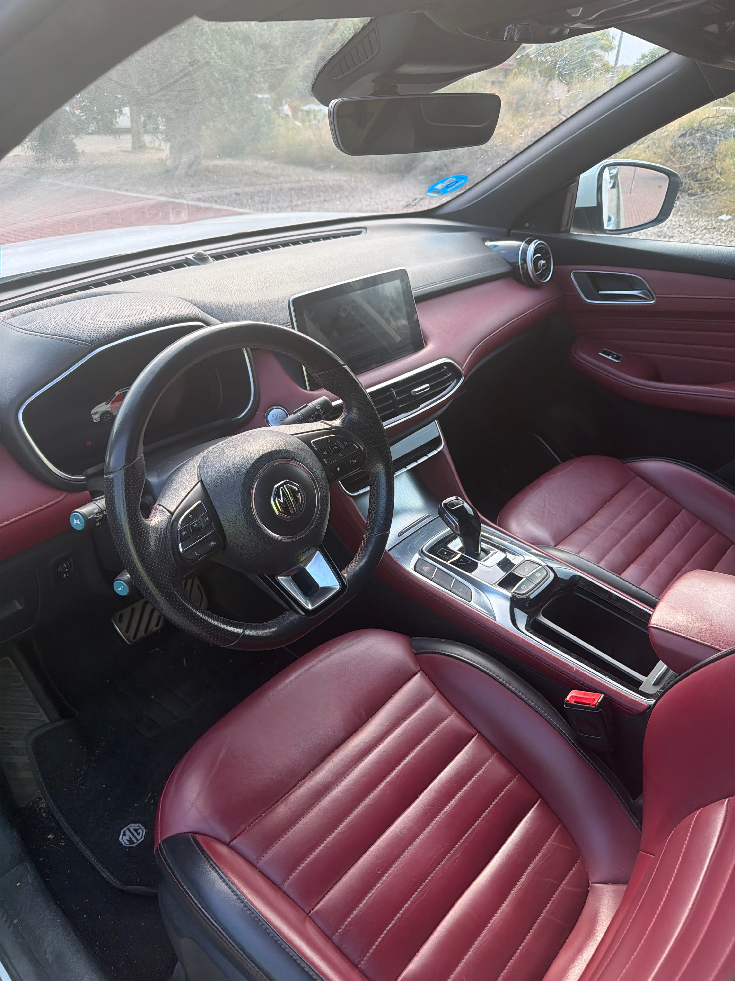 MG HS PHEV con Puertos de carga USB