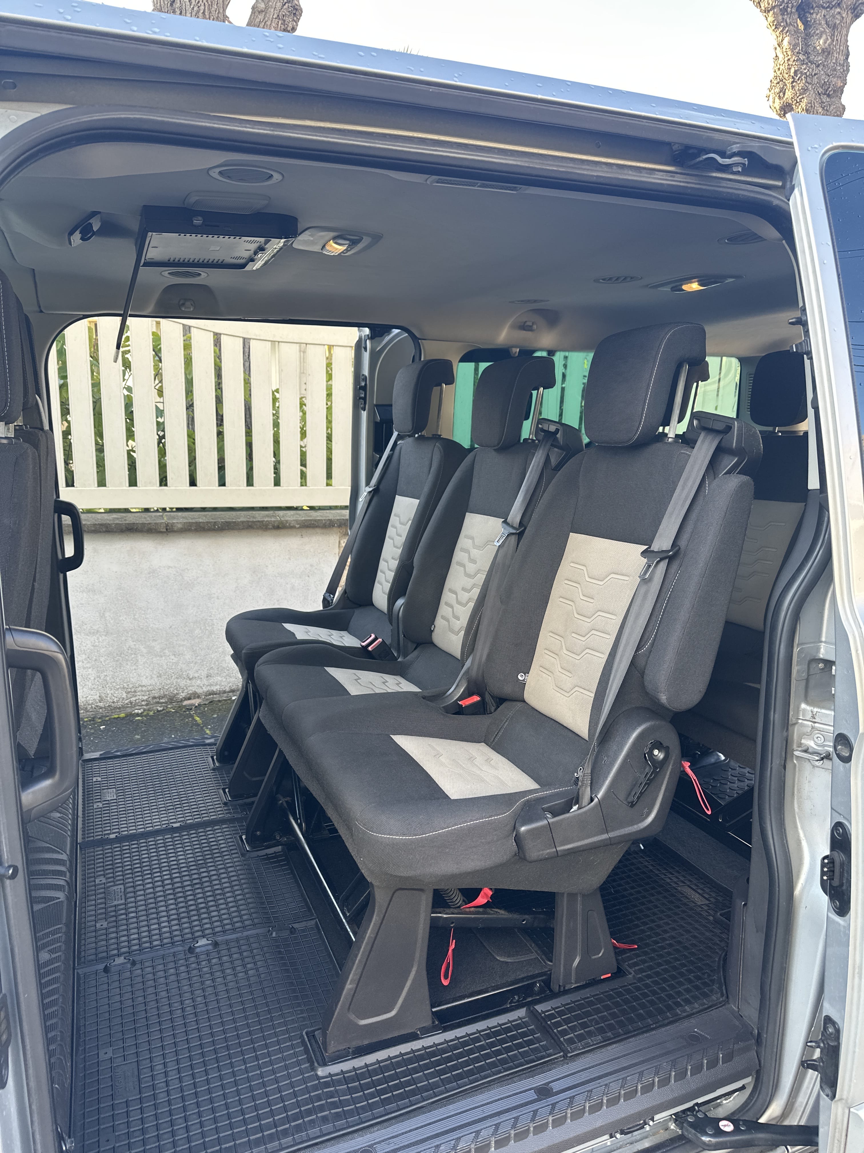 Ford Tourneo Custom Mini bus 9 places 2.2 tdci 150ch Titanium L2H1 avec écran avec Attelage