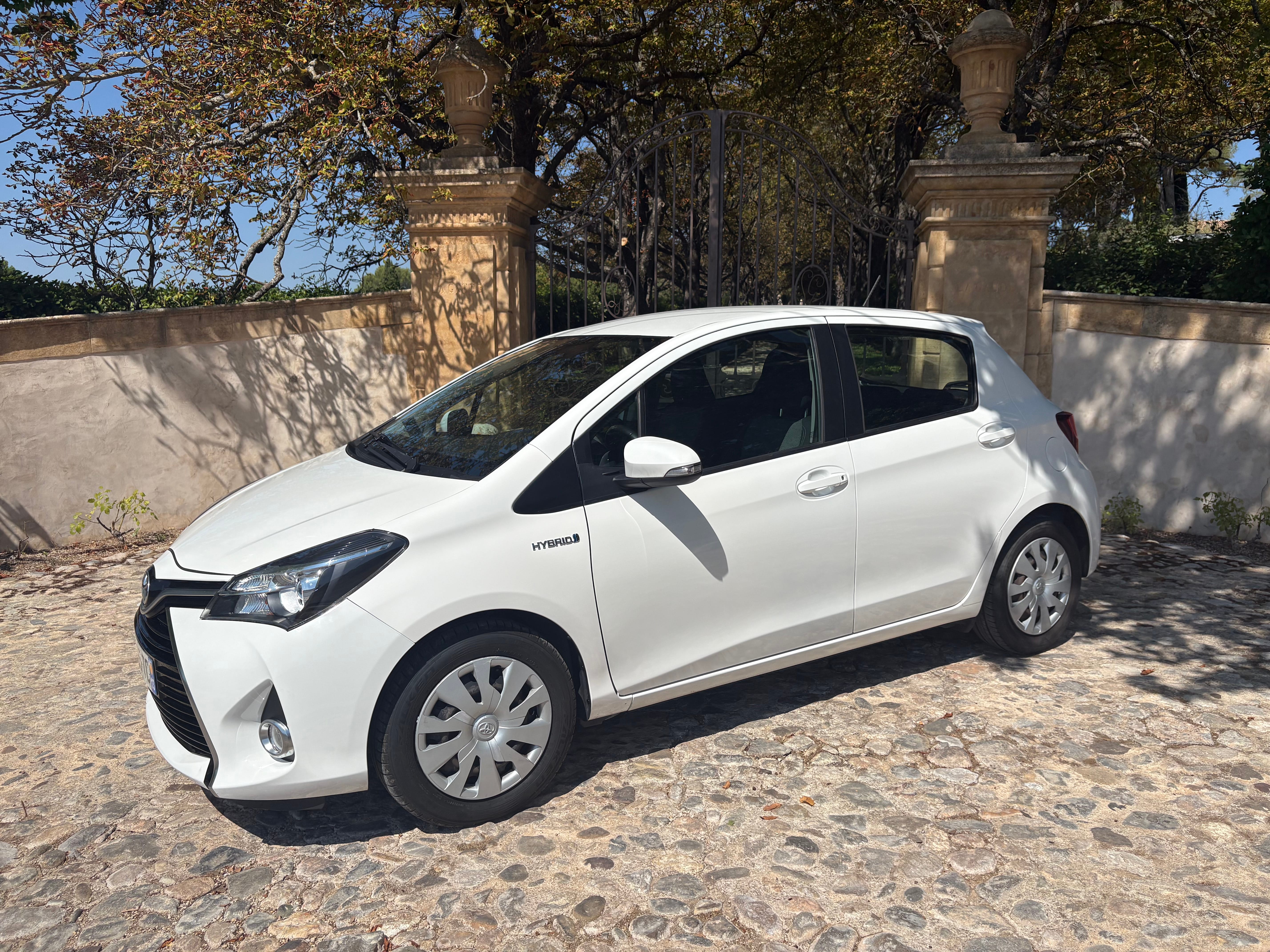 Toyota Yaris 5-Door L, 2016, Essence 95 / Électrique (hybride), automatique