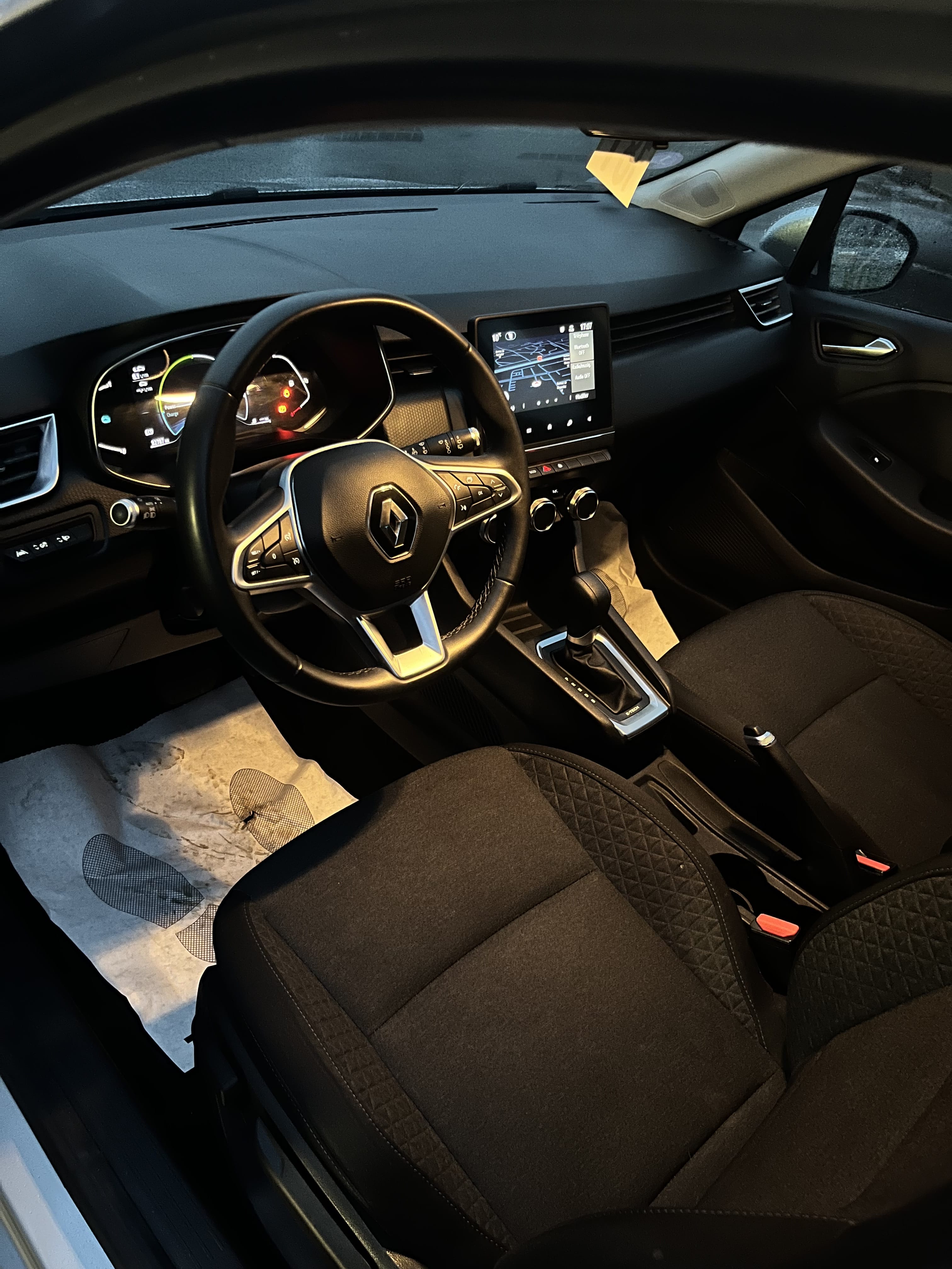 Renault Clio E-tech Hybride with GPS
