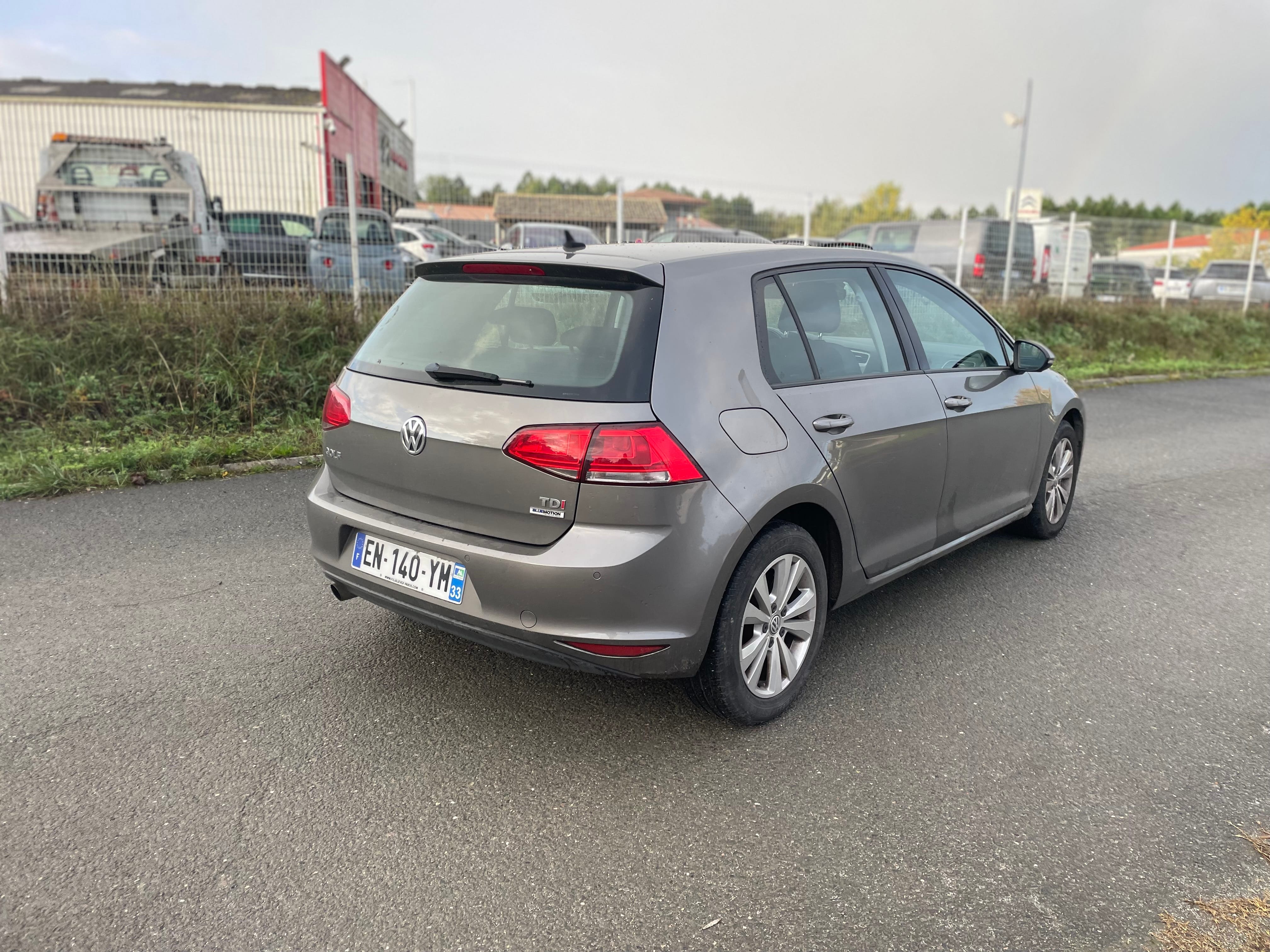 Volkswagen Golf  Louez la Volkswagen Golf 7 Automatique – Sportivité, Sécurité & Confort à Bordeaux ! with Air conditioning