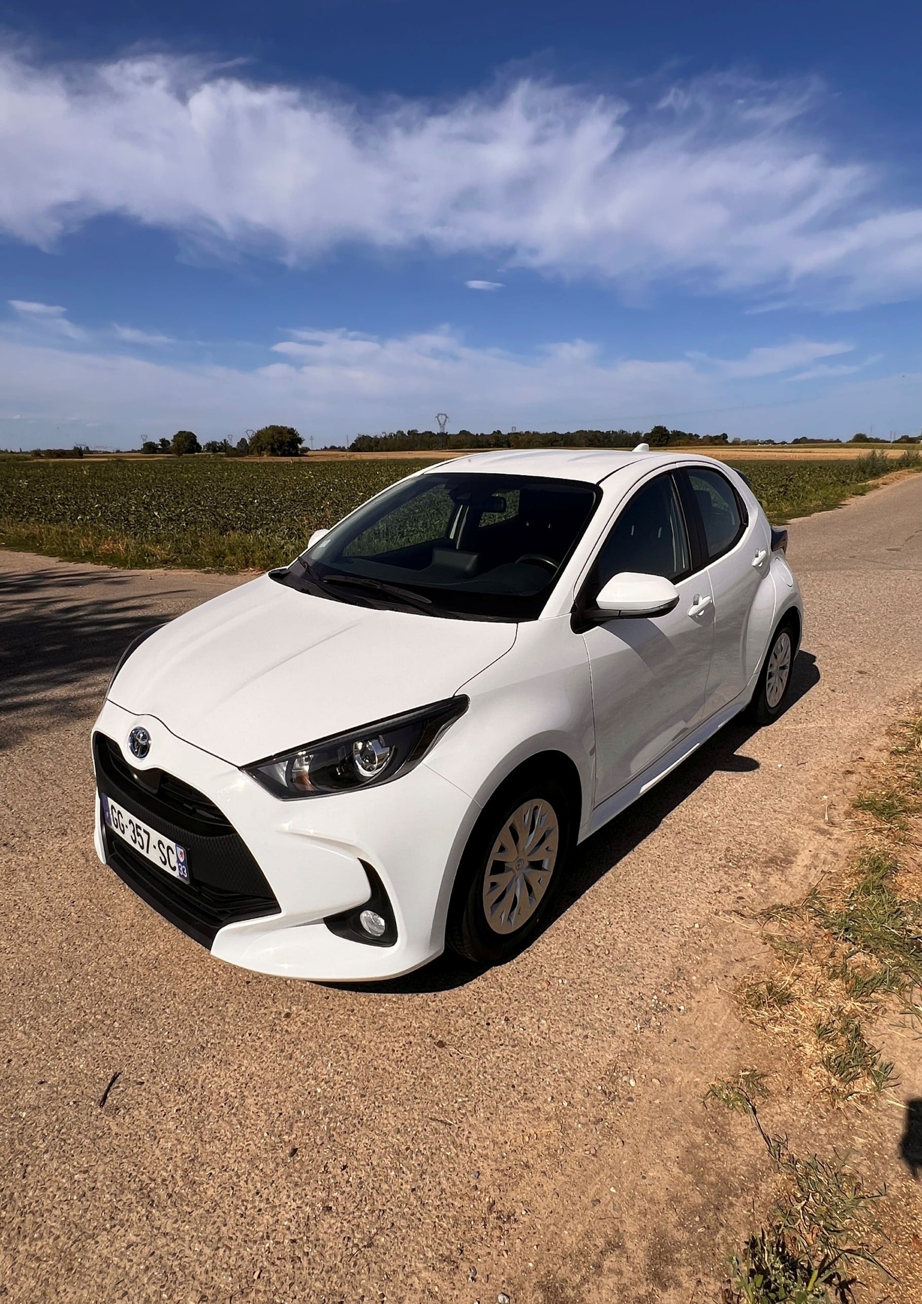 Toyota Yaris Hybride, 2022, Essence 95 / Électrique (hybride), automatique