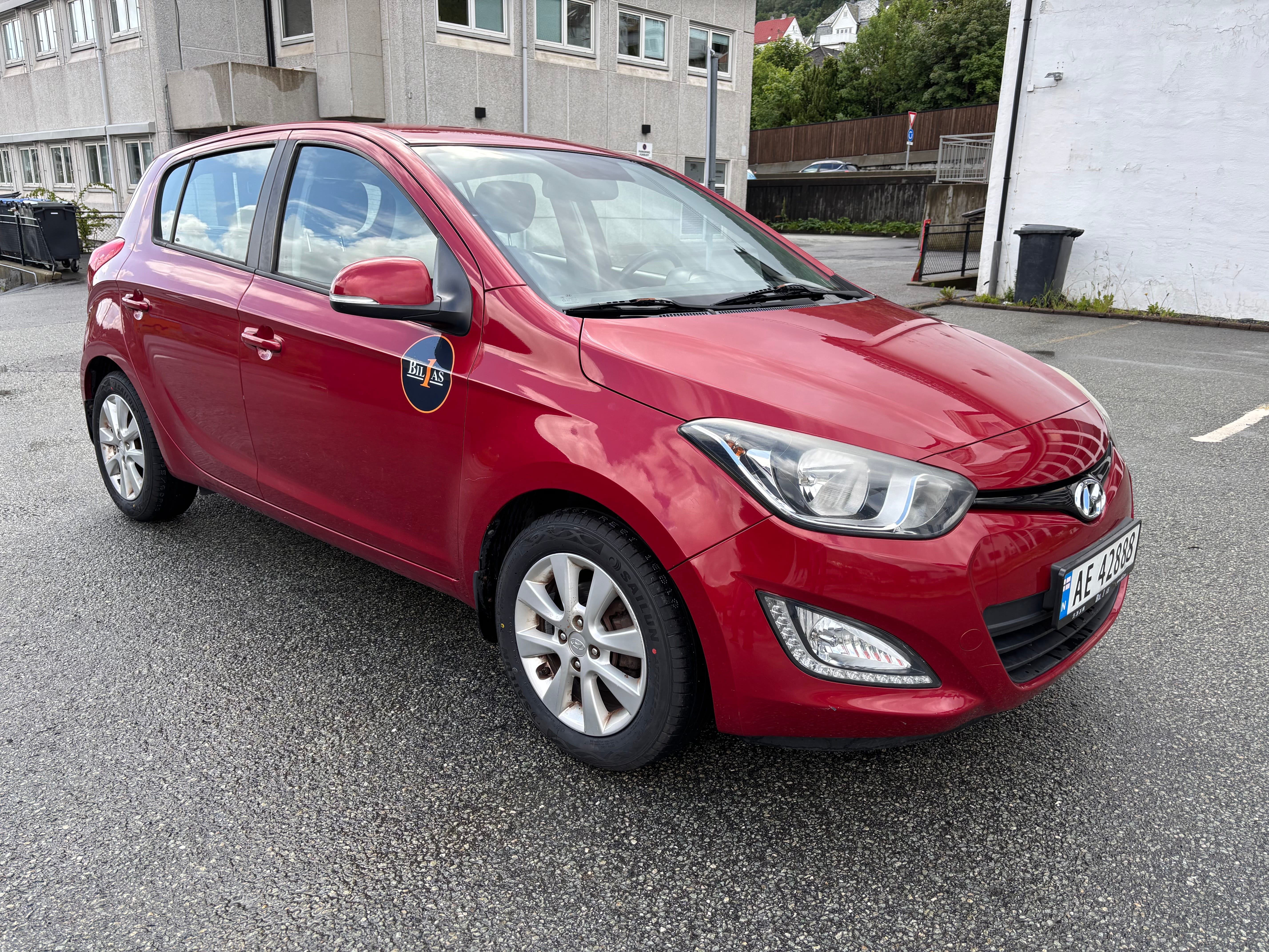 Hyundai i20 Rød 5 seter, 2014, Blyfri 95