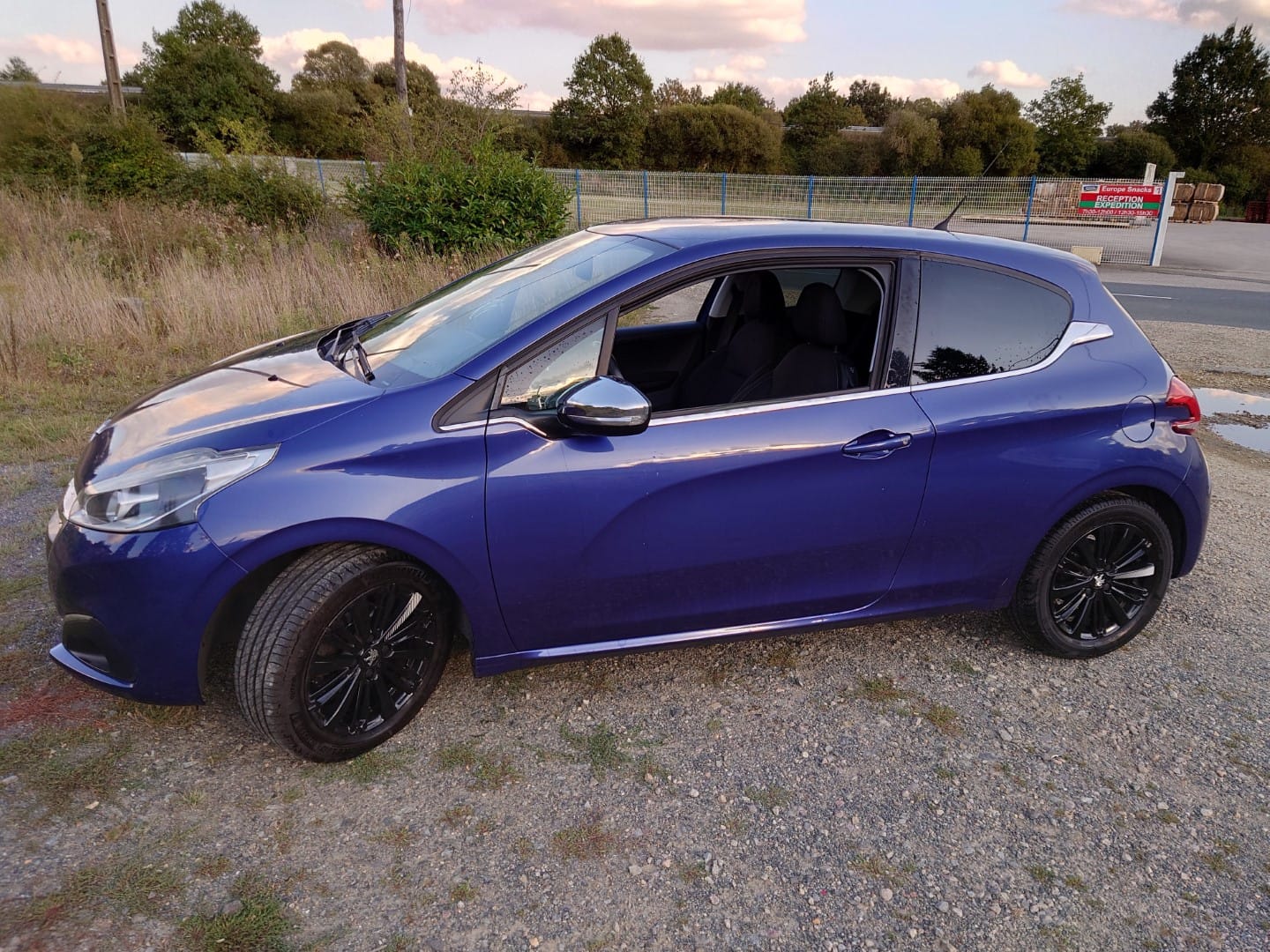 Peugeot 208 82ch avec Climatisation