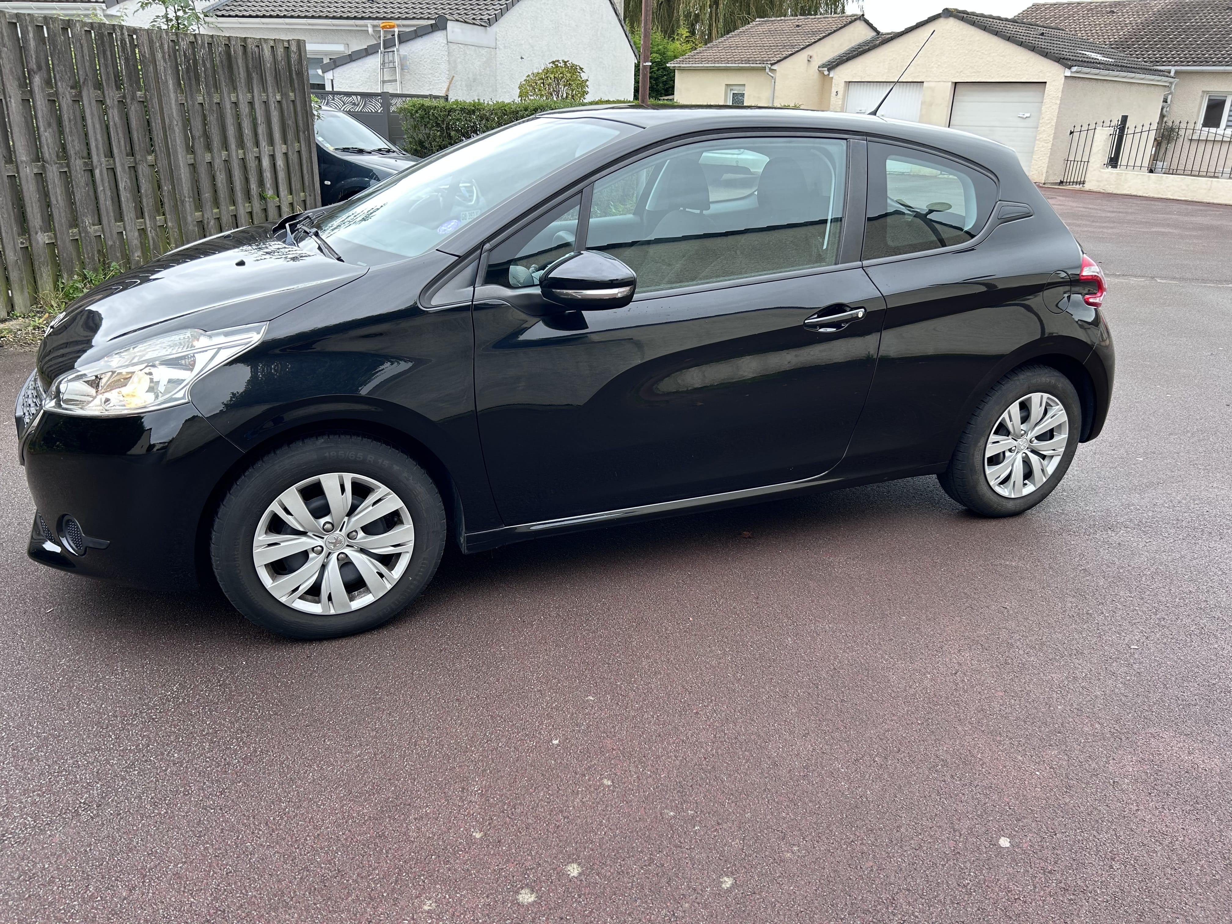 Peugeot 208, 2015, Essence 95