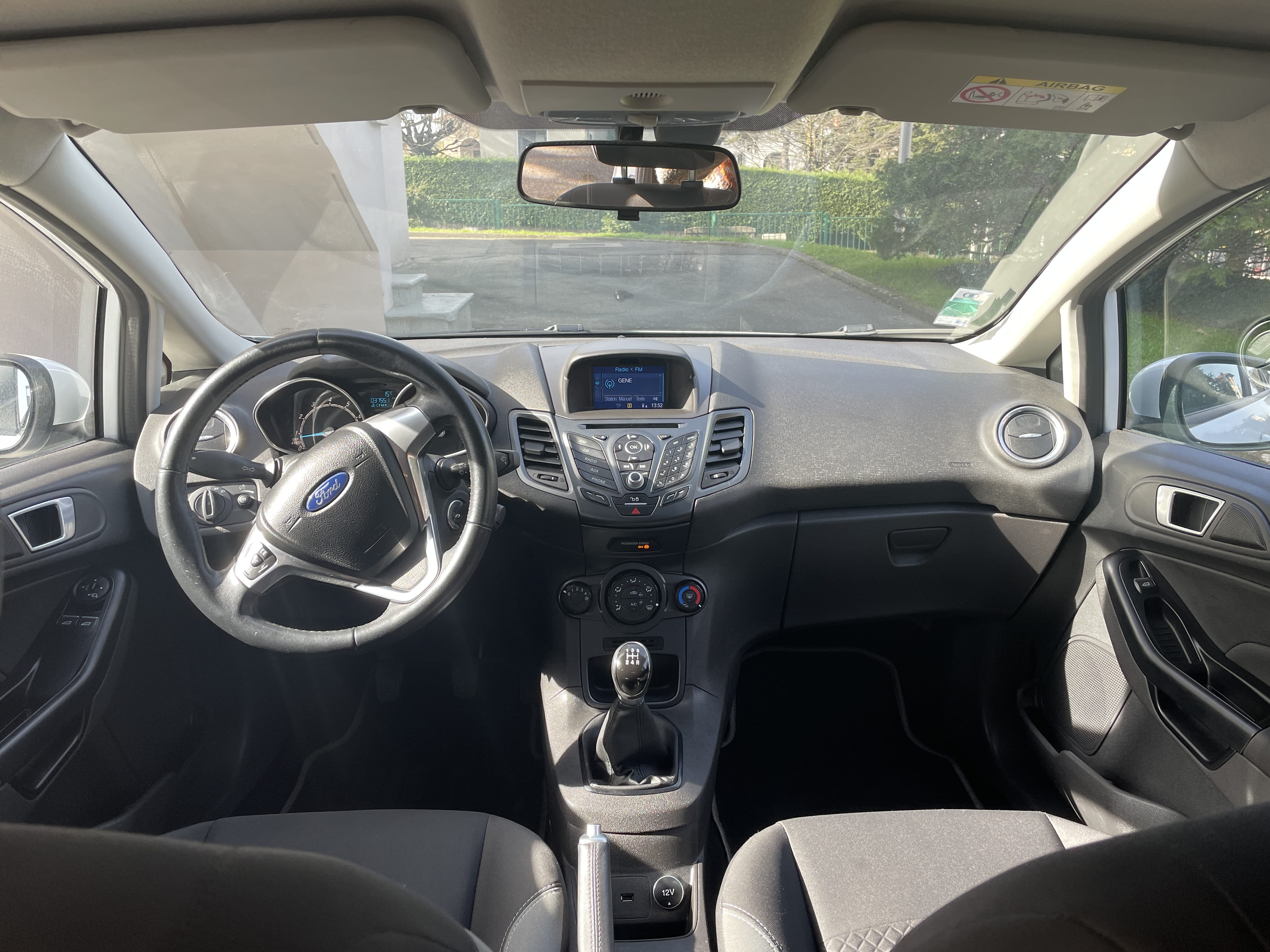 Ford Fiesta EJ694AW avec Siège bébé