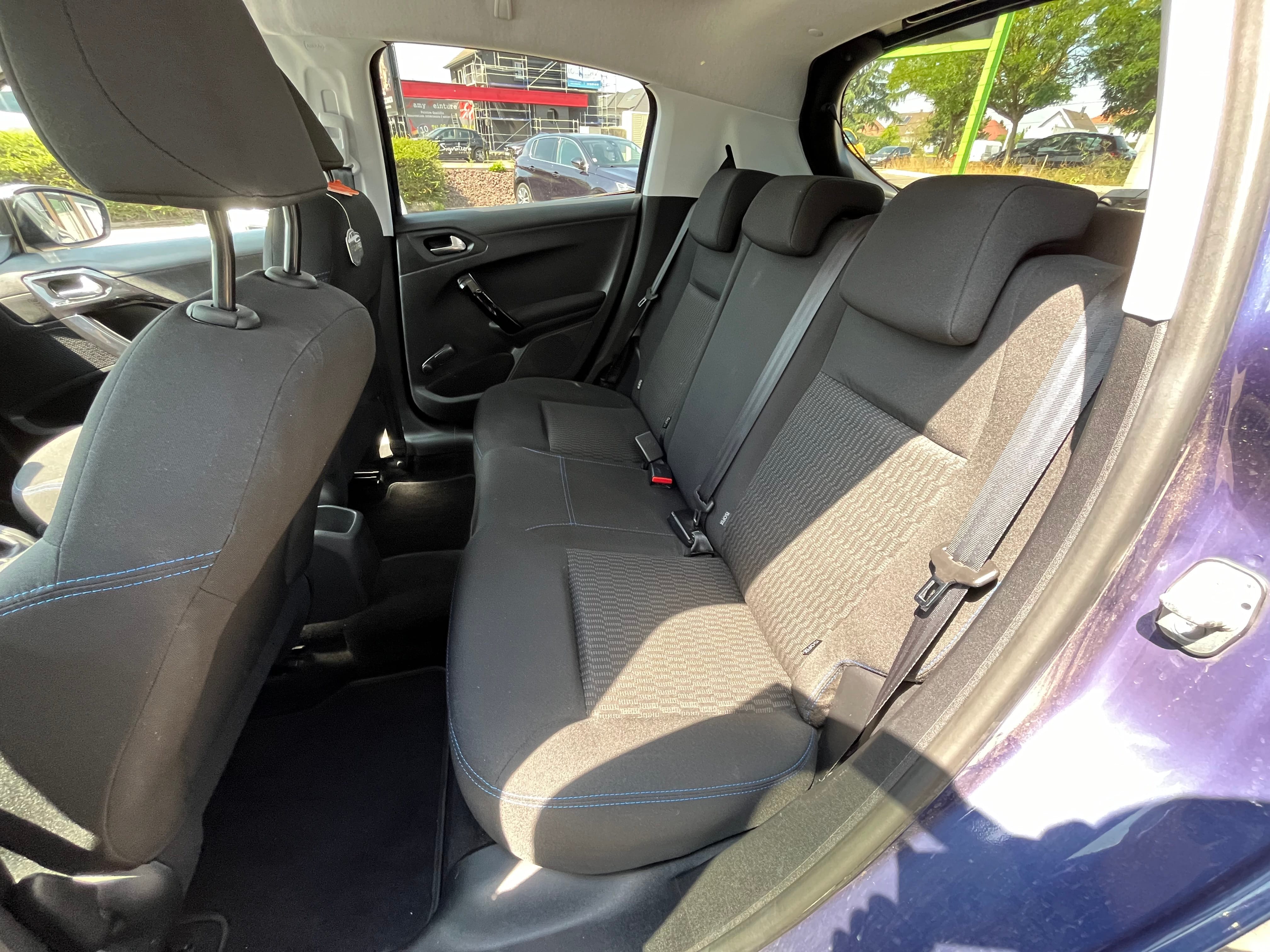 Peugeot 208 (Vignette suisse) avec Entrée audio / iPod