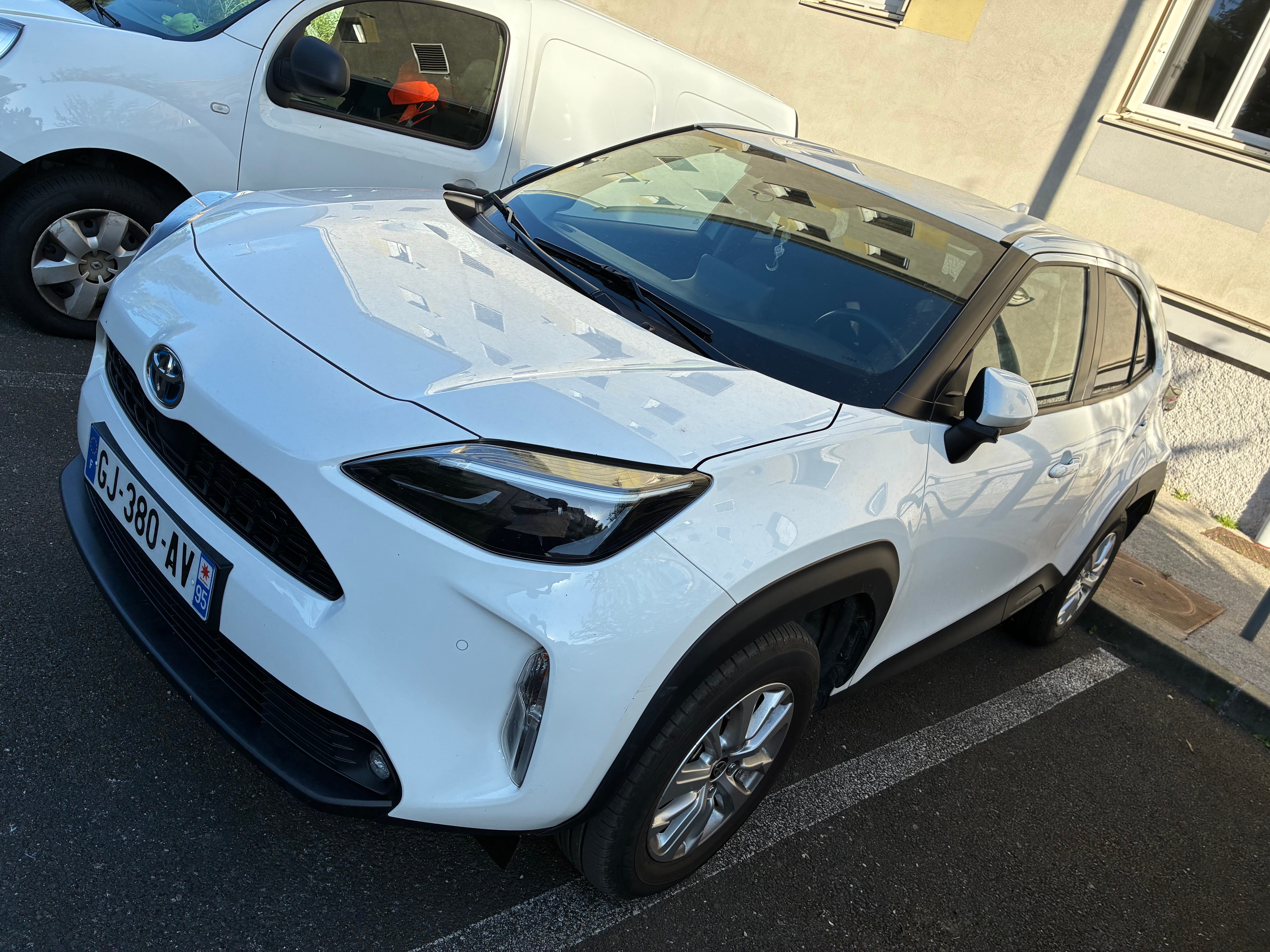 Toyota Yaris Cross, 2022, Essence 95 / Électrique (hybride), automatique