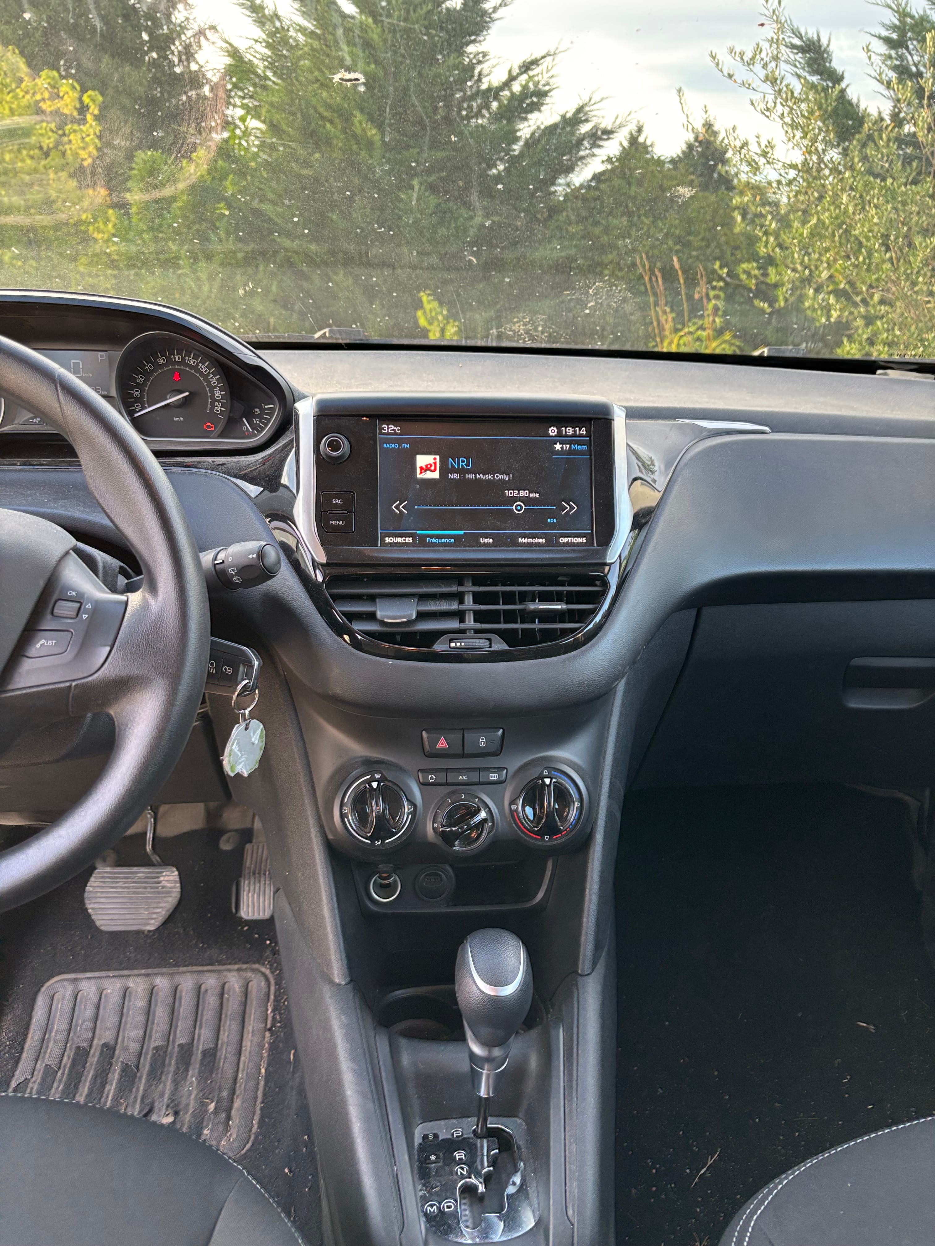 Peugeot 208 1,2 110 cv  eat6 automatique